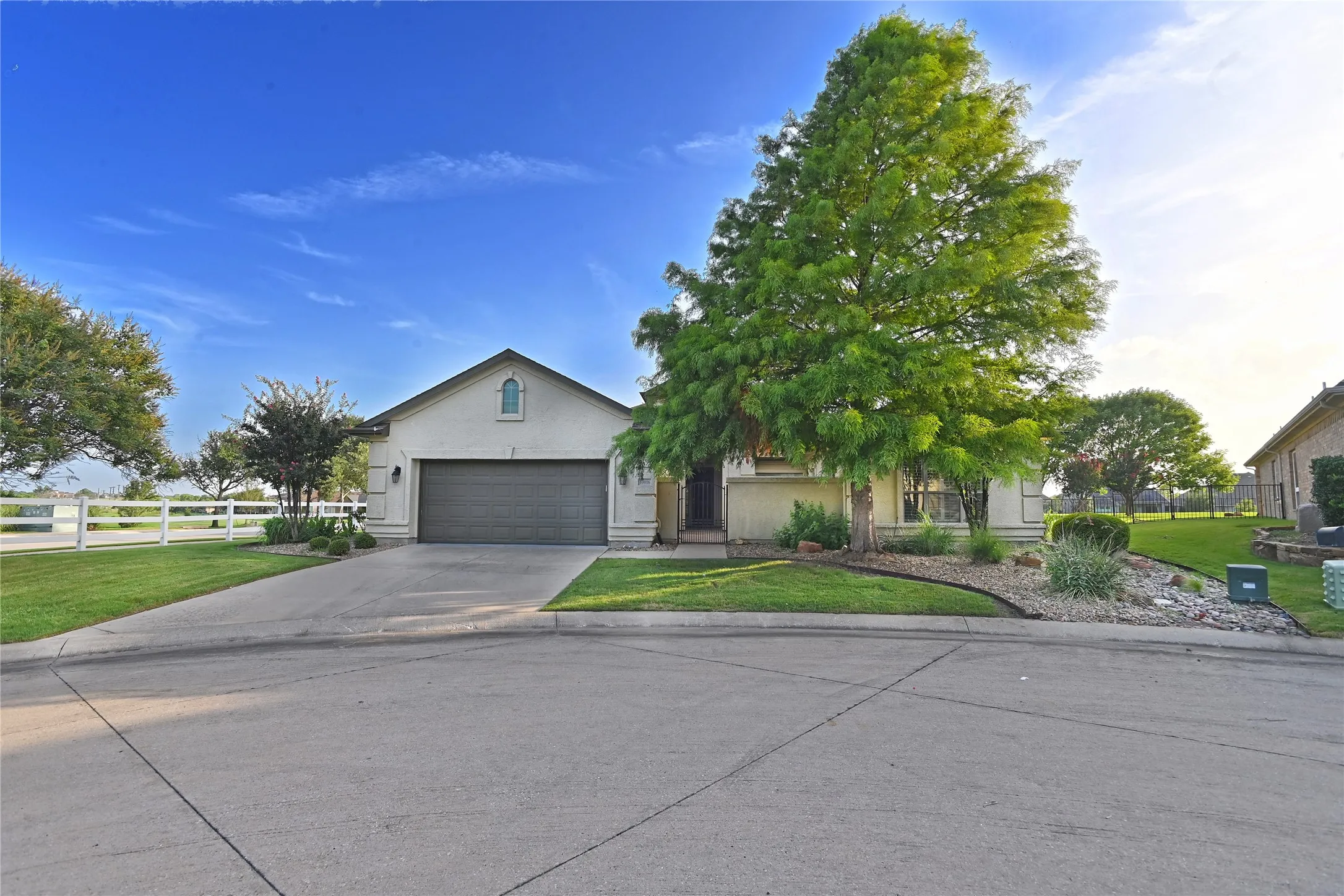 Single Family Residence For Sale in Denton County , 10016 Edmondson Drive, Denton, Texas 76207, 3 Bedroom, 3 Bathroom, 2 Garage spaces, 2,609 Sqft, built in 2006, mls#21332528, Real Estate Agent in Denton, Homes For Sale in Denton county, Homes For Sale in Denton, Realtor in Denton Texas, Real Estate Brokerage Independent Realty Texas, Luminita Cordes Realtor