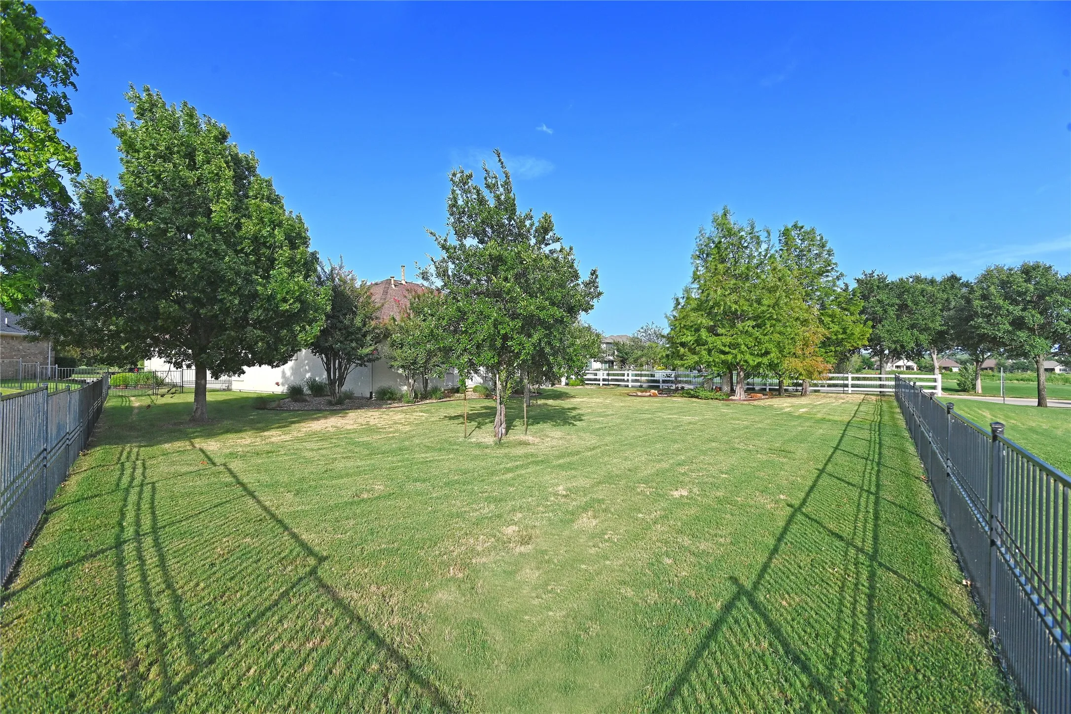 Single Family Residence For Sale in Denton County , 10016 Edmondson Drive, Denton, Texas 76207, 3 Bedroom, 3 Bathroom, 2 Garage spaces, 2,609 Sqft, built in 2006, mls#21332528, Real Estate Agent in Denton, Homes For Sale in Denton county, Homes For Sale in Denton, Realtor in Denton Texas, Real Estate Brokerage Independent Realty Texas, Luminita Cordes Realtor