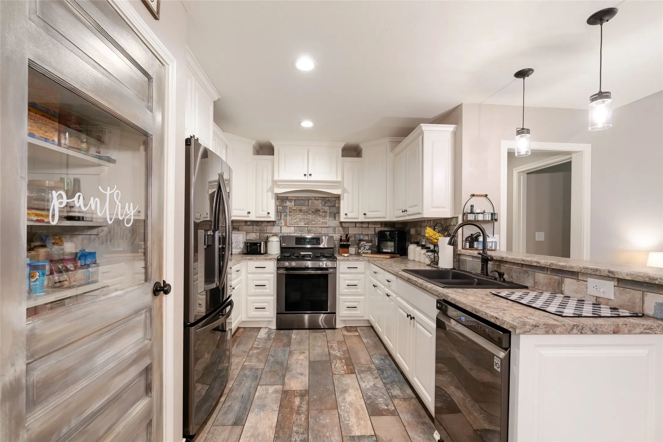 Single Family Residence For Sale in Rains County , 221 S Avenue C, Point, Texas 75472, 6 Bedroom, 3 Bathroom, Garage spaces, 2,300 Sqft, built in 1971, mls#21330706, Real Estate Agent in Point, Homes For Sale in Rains county, Homes For Sale in Point, Realtor in Point Texas, Real Estate Brokerage Independent Realty Texas, Luminita Cordes Realtor