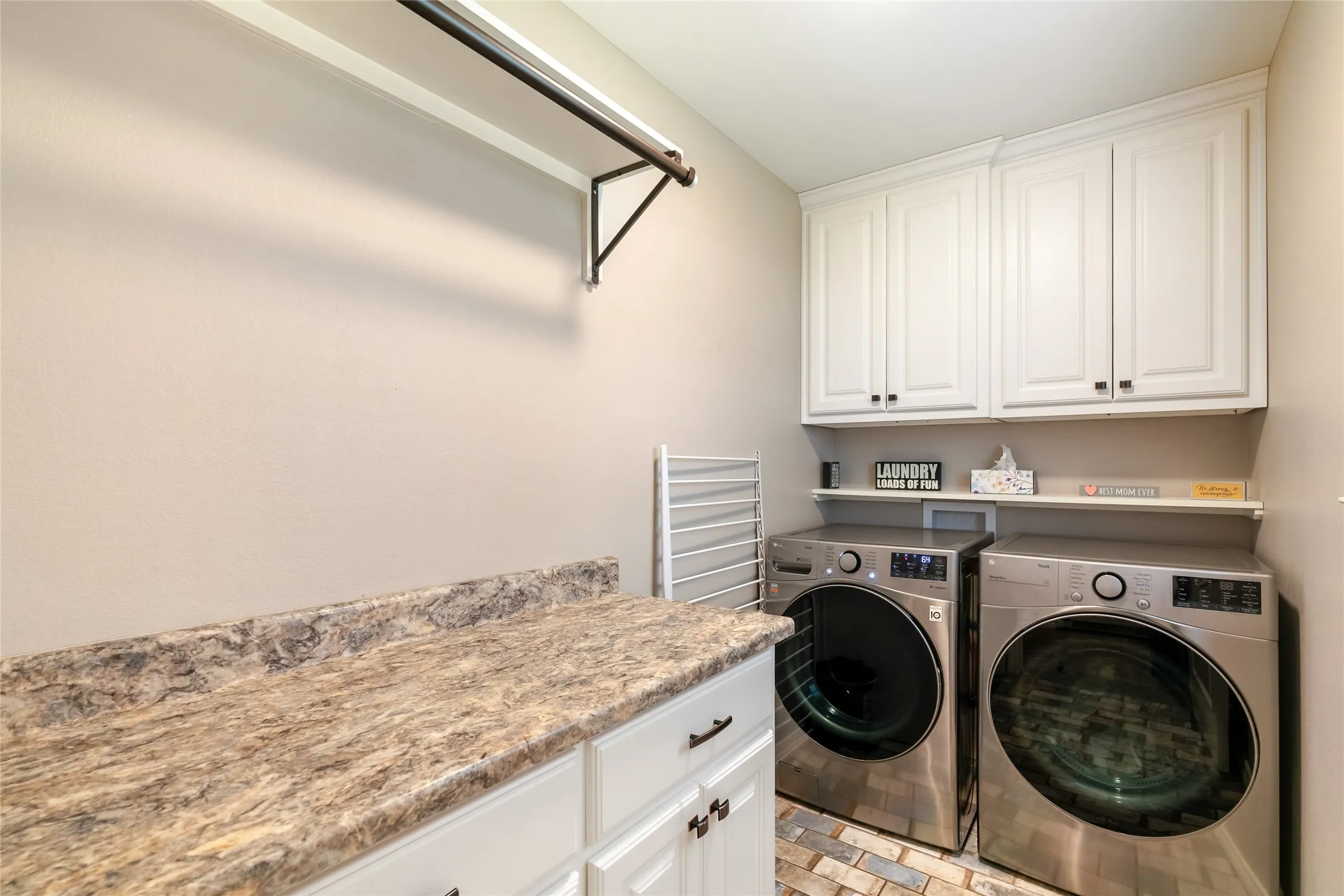 Single Family Residence For Sale in Rains County , 221 S Avenue C, Point, Texas 75472, 6 Bedroom, 3 Bathroom, Garage spaces, 2,300 Sqft, built in 1971, mls#21330706, Real Estate Agent in Point, Homes For Sale in Rains county, Homes For Sale in Point, Realtor in Point Texas, Real Estate Brokerage Independent Realty Texas, Luminita Cordes Realtor