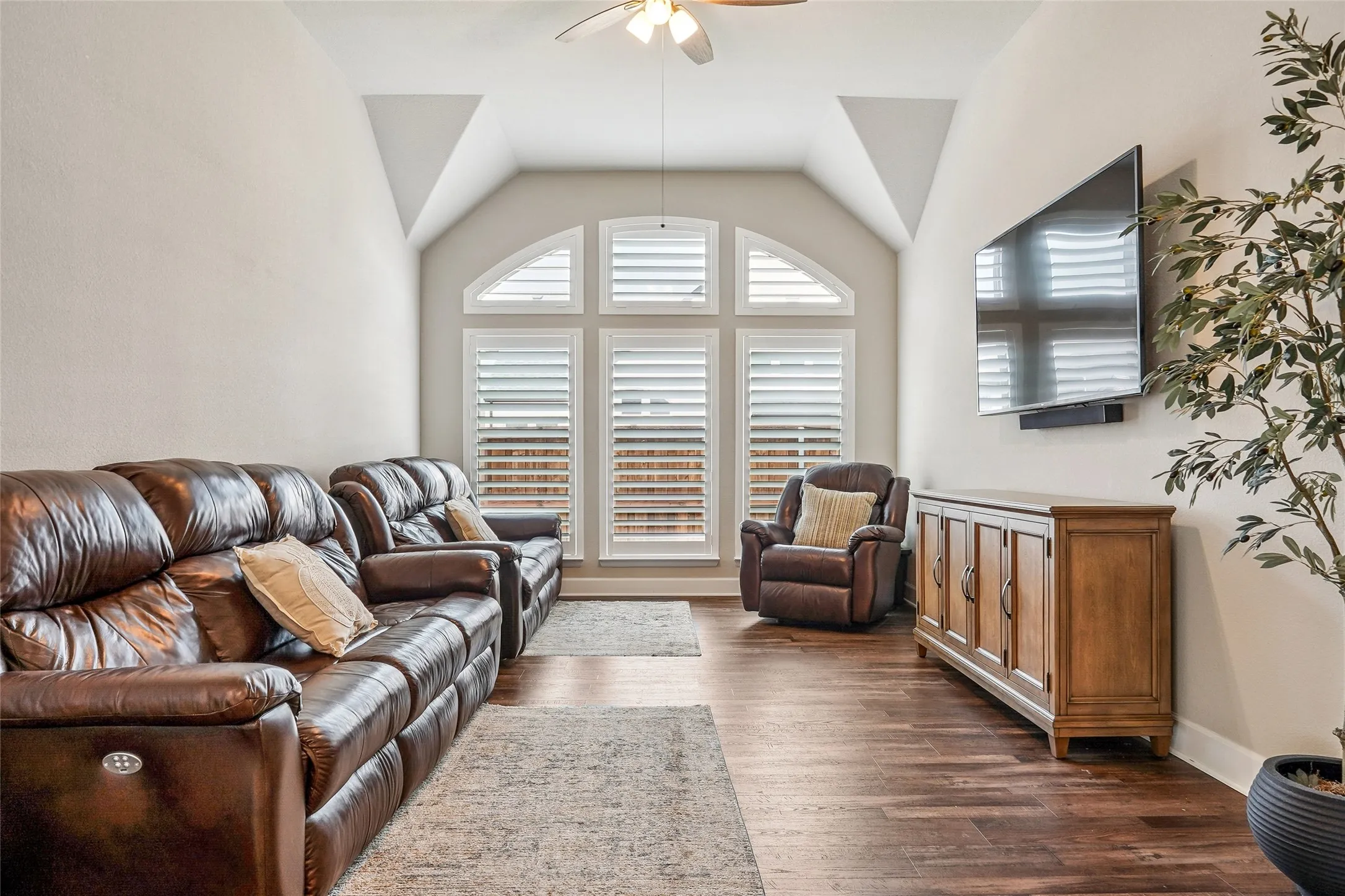 Single Family Residence For Sale in Ellis County , 2618 Seth Drive, Midlothian, Texas 76065, 4 Bedroom, 3 Bathroom, 3 Garage spaces, 2,965 Sqft, built in 2022, mls#21329403, Real Estate Agent in Midlothian, Homes For Sale in Ellis county, Homes For Sale in Midlothian, Realtor in Midlothian Texas, Real Estate Brokerage Independent Realty Texas, Luminita Cordes Realtor