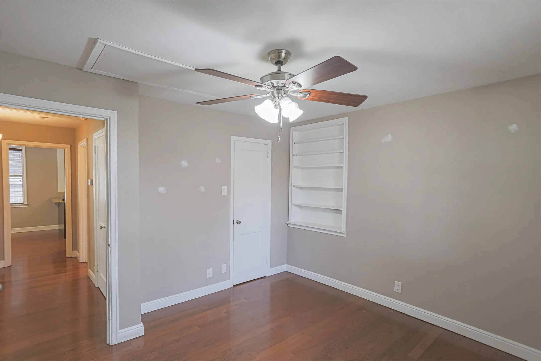 Bright secondary bedroom with a versatile layout, ideal for family, guests, or a home office.