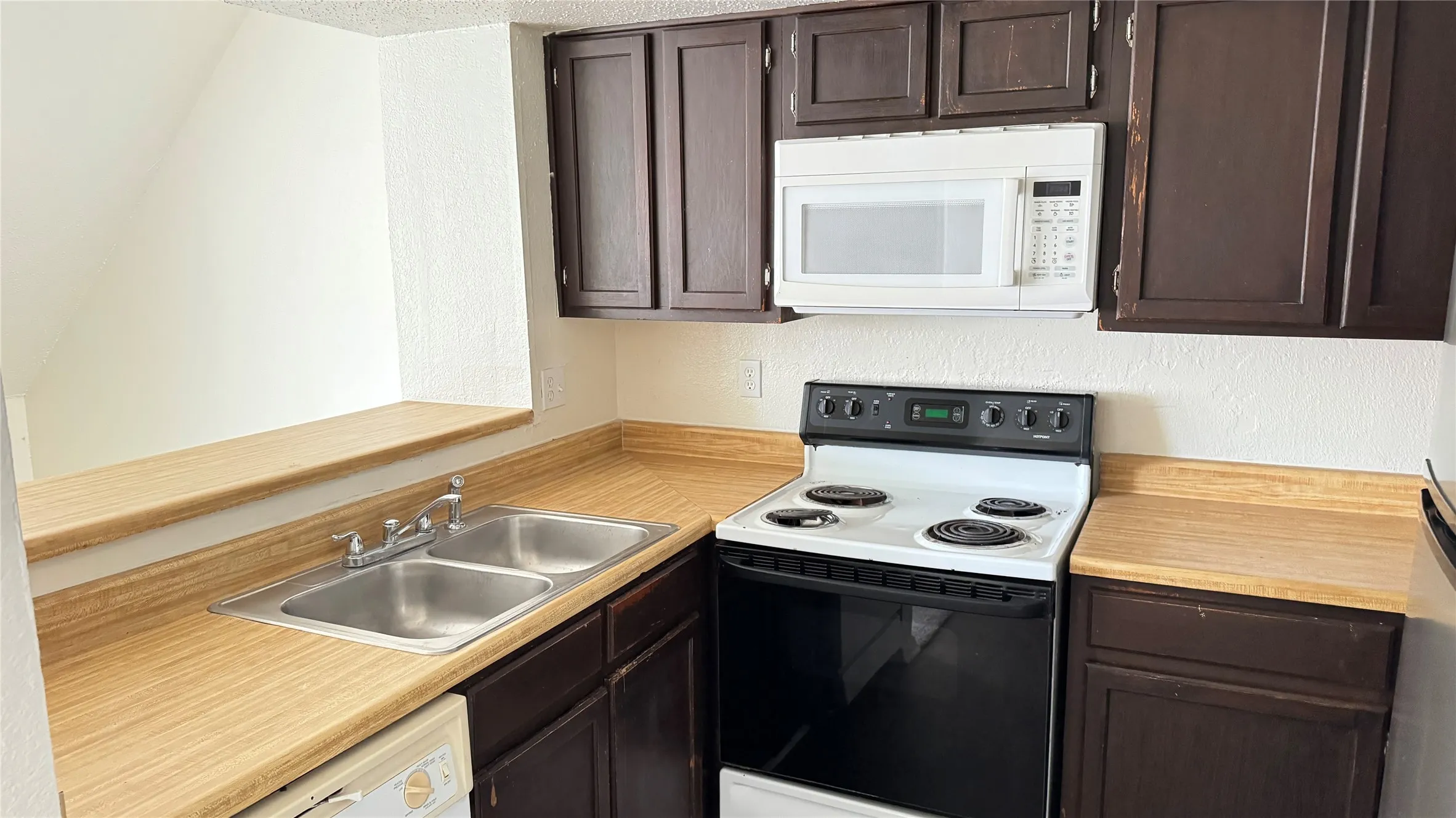 Condominium For Rent in Dallas County , 9833 Walnut Street 201, Dallas, Texas 75243, 1 Bedroom, 1 Bathroom, Garage spaces, 774 Sqft, built in 1984, mls#21331419, Real Estate Agent in Dallas, Homes For Rent in Dallas county, Homes For Rent in Dallas, Realtor in Dallas Texas, Real Estate Brokerage Independent Realty Texas, Luminita Cordes Realtor