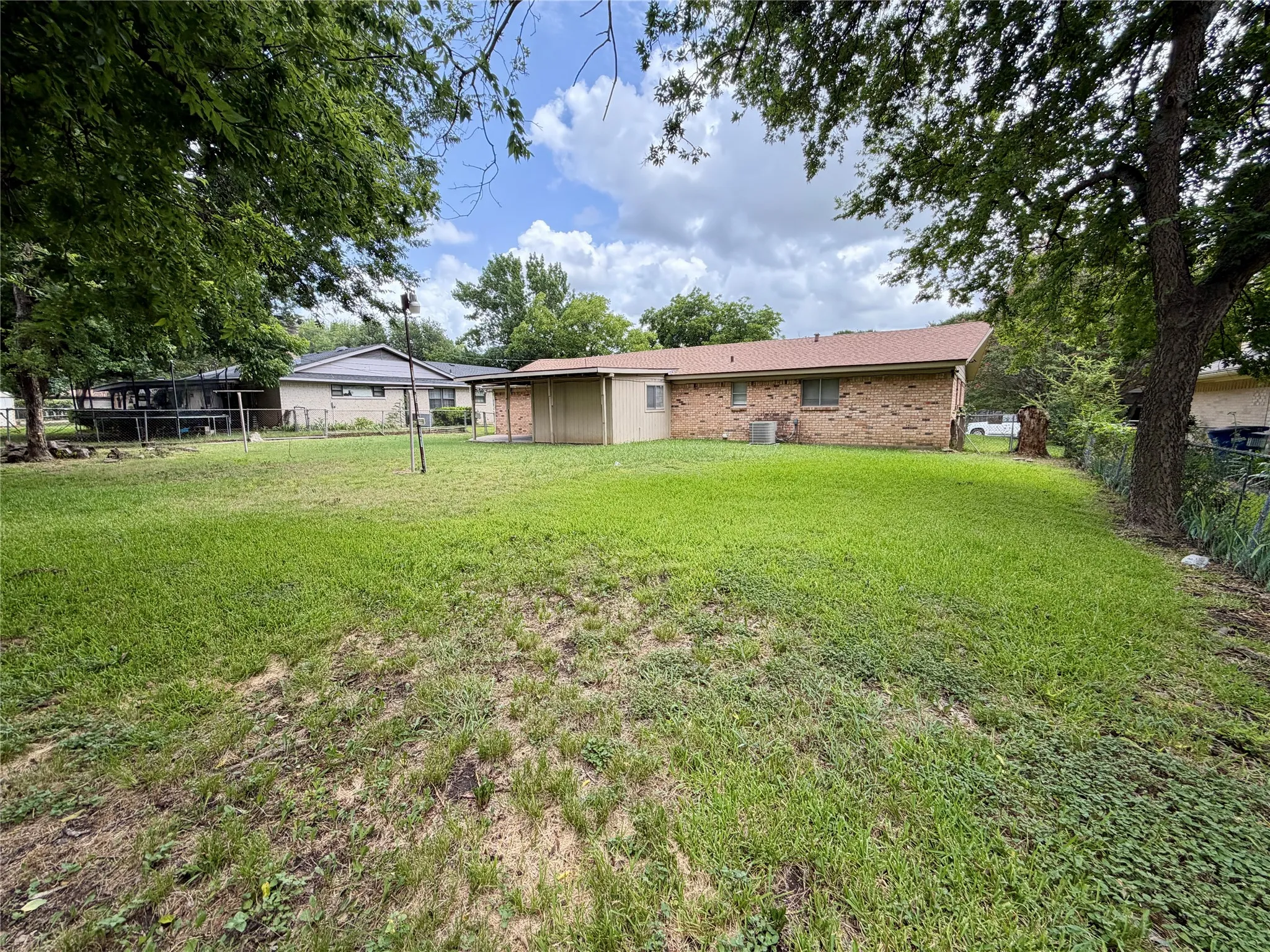 Single Family Residence For Sale in Ellis County , 2411 Woodlawn Drive, Ennis, Texas 75119, 3 Bedroom, 2 Bathroom, 2 Garage spaces, 1,338 Sqft, built in 1971, mls#21332638, Real Estate Agent in Ennis, Homes For Sale in Ellis county, Homes For Sale in Ennis, Realtor in Ennis Texas, Real Estate Brokerage Independent Realty Texas, Luminita Cordes Realtor