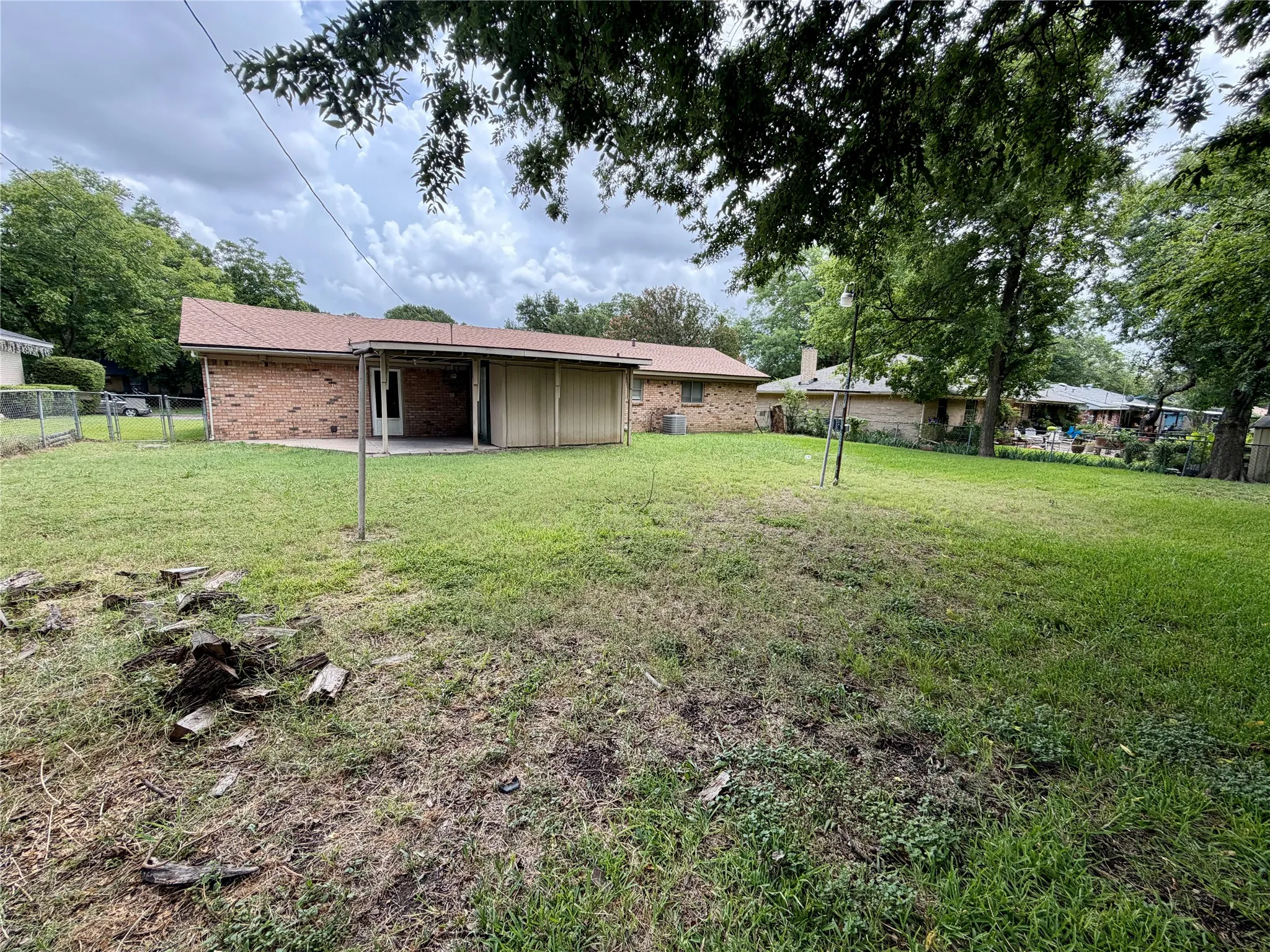 Single Family Residence For Sale in Ellis County , 2411 Woodlawn Drive, Ennis, Texas 75119, 3 Bedroom, 2 Bathroom, 2 Garage spaces, 1,338 Sqft, built in 1971, mls#21332638, Real Estate Agent in Ennis, Homes For Sale in Ellis county, Homes For Sale in Ennis, Realtor in Ennis Texas, Real Estate Brokerage Independent Realty Texas, Luminita Cordes Realtor