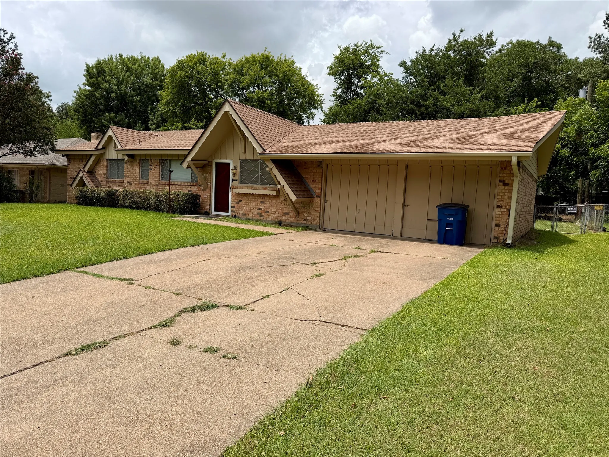 Single Family Residence For Sale in Ellis County , 2411 Woodlawn Drive, Ennis, Texas 75119, 3 Bedroom, 2 Bathroom, 2 Garage spaces, 1,338 Sqft, built in 1971, mls#21332638, Real Estate Agent in Ennis, Homes For Sale in Ellis county, Homes For Sale in Ennis, Realtor in Ennis Texas, Real Estate Brokerage Independent Realty Texas, Luminita Cordes Realtor
