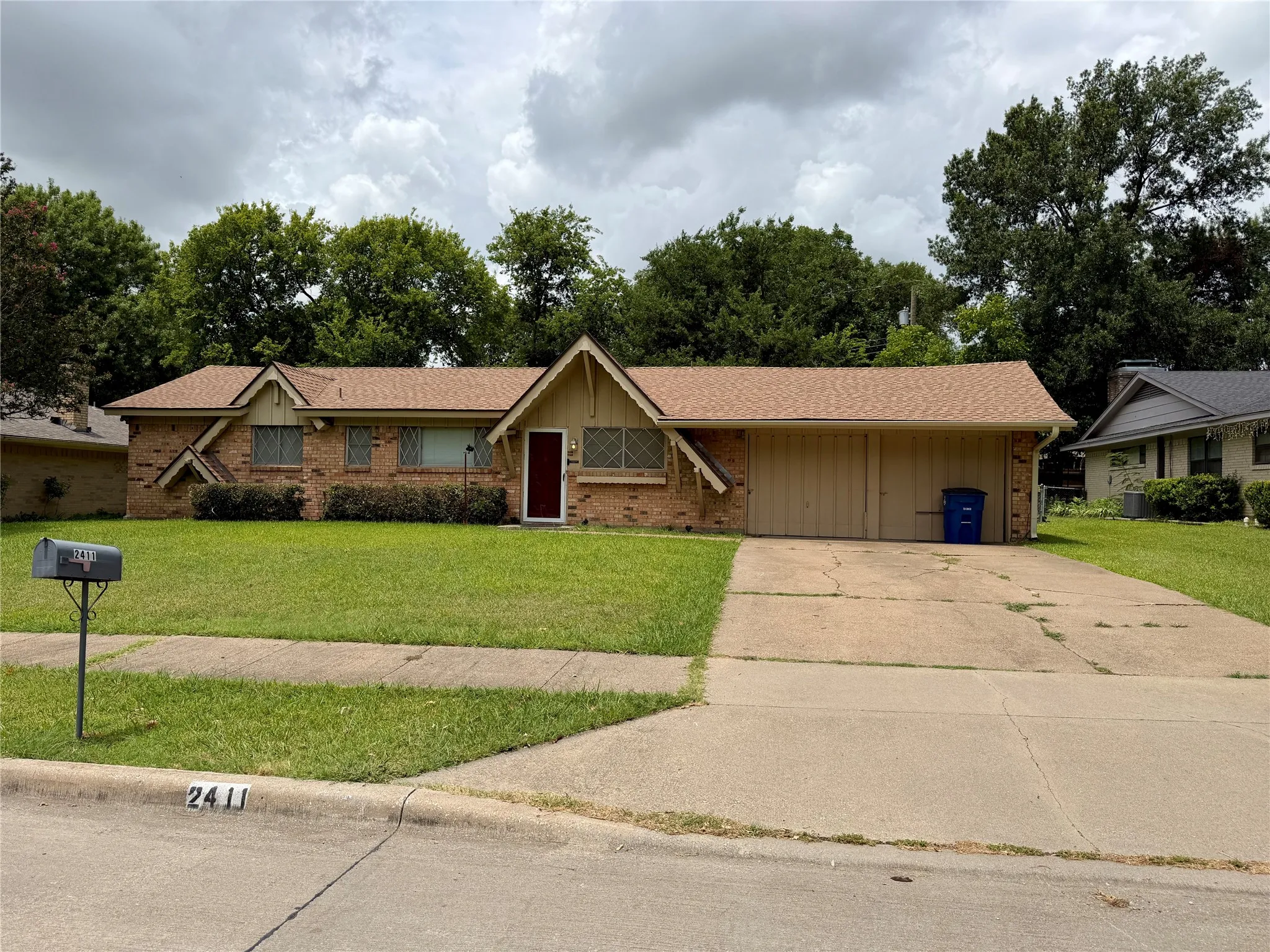 Single Family Residence For Sale in Ellis County , 2411 Woodlawn Drive, Ennis, Texas 75119, 3 Bedroom, 2 Bathroom, 2 Garage spaces, 1,338 Sqft, built in 1971, mls#21332638, Real Estate Agent in Ennis, Homes For Sale in Ellis county, Homes For Sale in Ennis, Realtor in Ennis Texas, Real Estate Brokerage Independent Realty Texas, Luminita Cordes Realtor