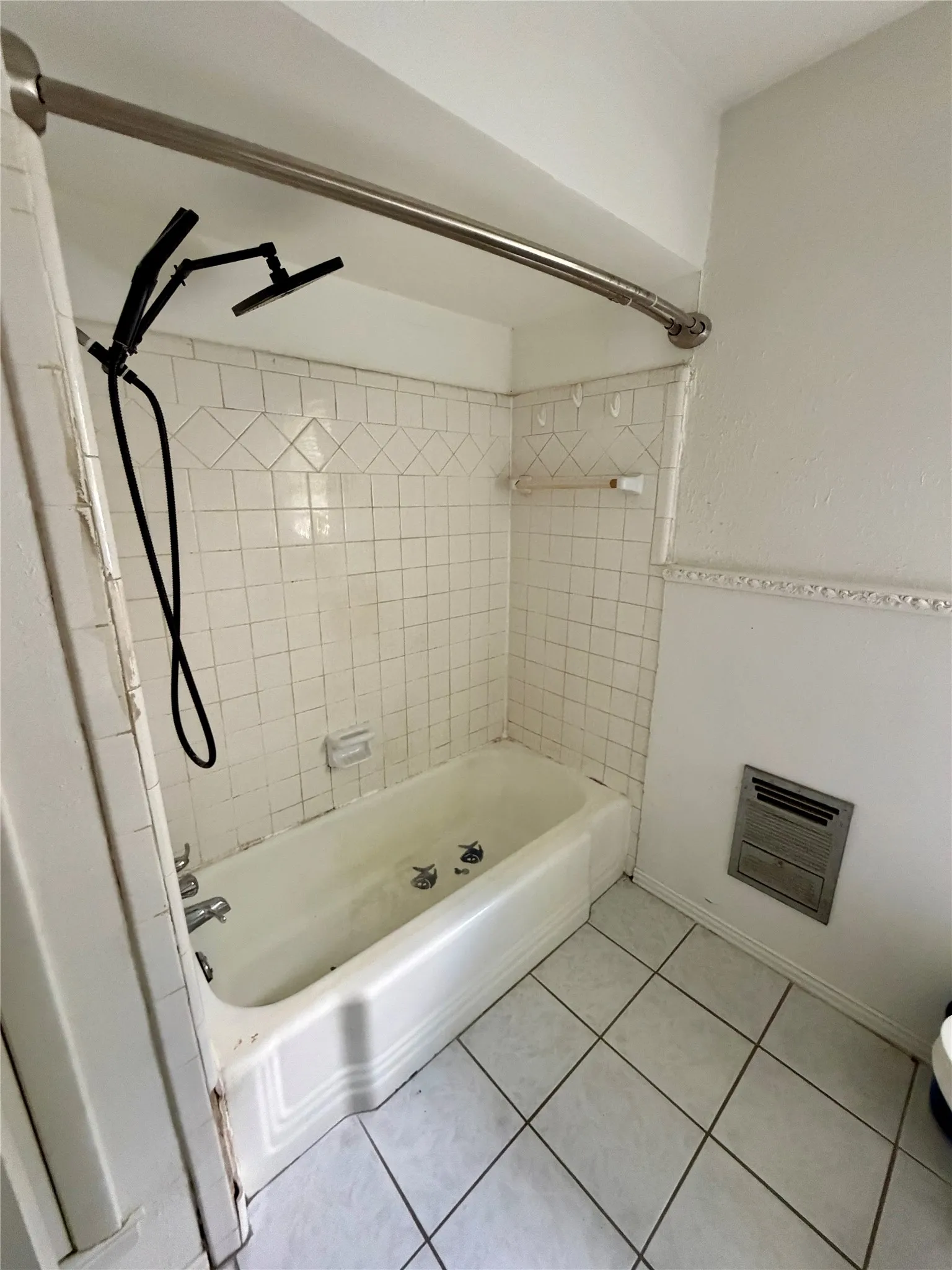 Single Family Residence For Sale in Ellis County , 2411 Woodlawn Drive, Ennis, Texas 75119, 3 Bedroom, 2 Bathroom, 2 Garage spaces, 1,338 Sqft, built in 1971, mls#21332638, Real Estate Agent in Ennis, Homes For Sale in Ellis county, Homes For Sale in Ennis, Realtor in Ennis Texas, Real Estate Brokerage Independent Realty Texas, Luminita Cordes Realtor