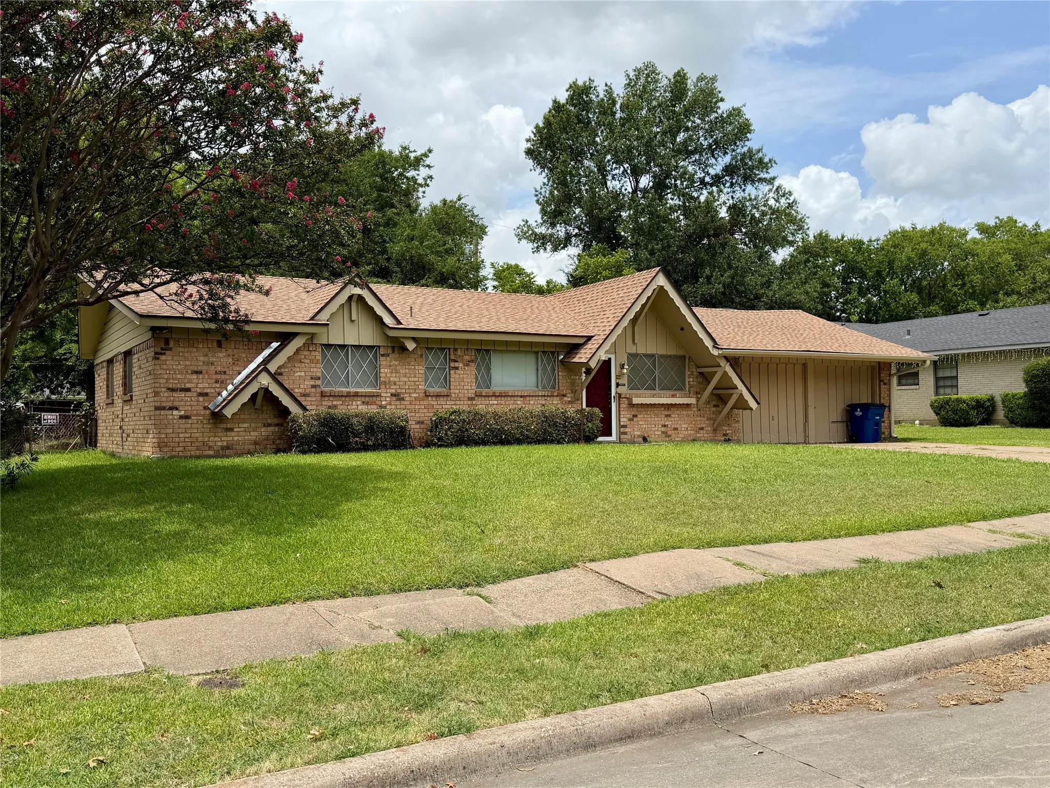 Single Family Residence For Sale in Ellis County , 2411 Woodlawn Drive, Ennis, Texas 75119, 3 Bedroom, 2 Bathroom, 2 Garage spaces, 1,338 Sqft, built in 1971, mls#21332638, Real Estate Agent in Ennis, Homes For Sale in Ellis county, Homes For Sale in Ennis, Realtor in Ennis Texas, Real Estate Brokerage Independent Realty Texas, Luminita Cordes Realtor