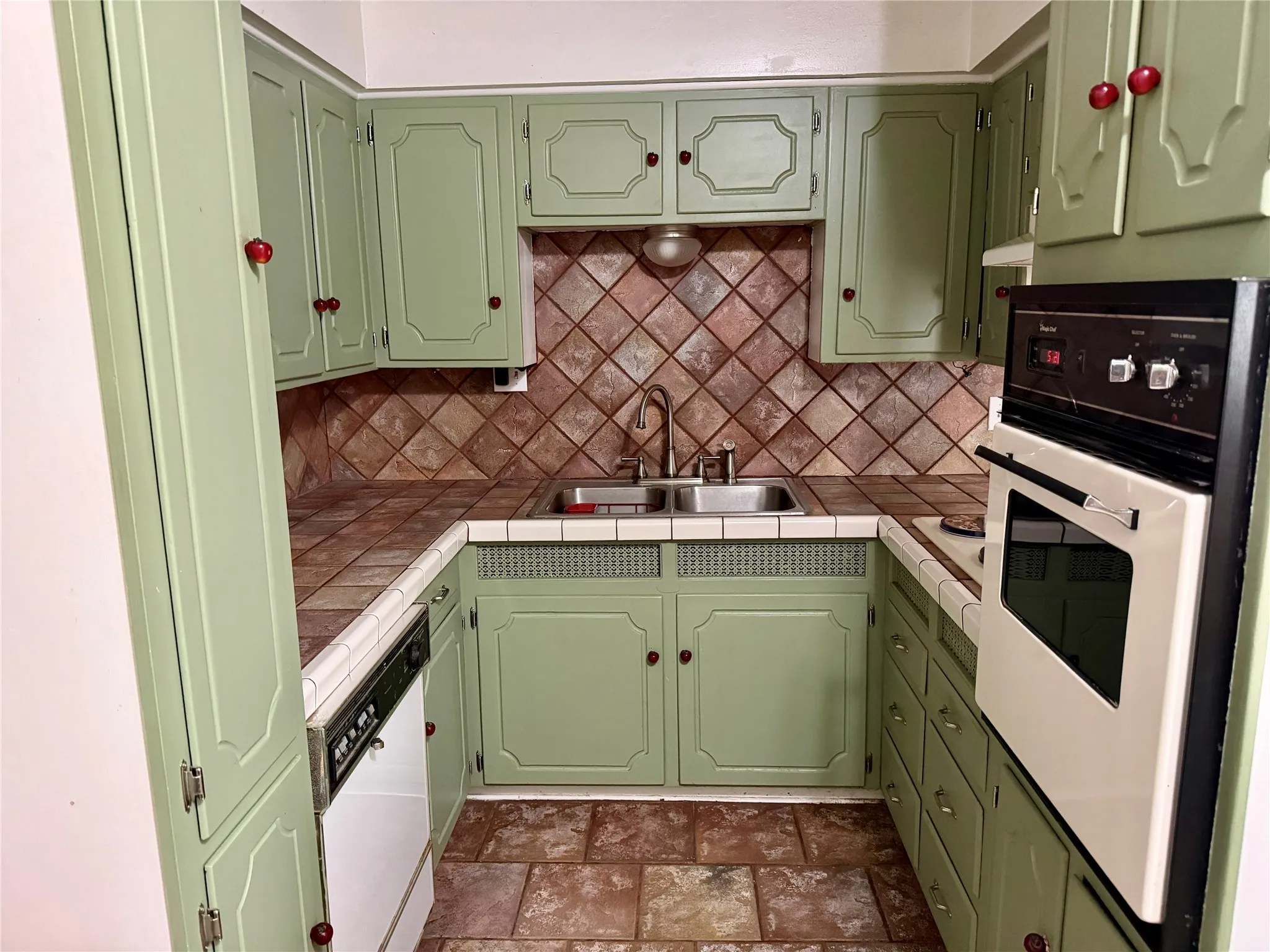 Single Family Residence For Sale in Ellis County , 2411 Woodlawn Drive, Ennis, Texas 75119, 3 Bedroom, 2 Bathroom, 2 Garage spaces, 1,338 Sqft, built in 1971, mls#21332638, Real Estate Agent in Ennis, Homes For Sale in Ellis county, Homes For Sale in Ennis, Realtor in Ennis Texas, Real Estate Brokerage Independent Realty Texas, Luminita Cordes Realtor