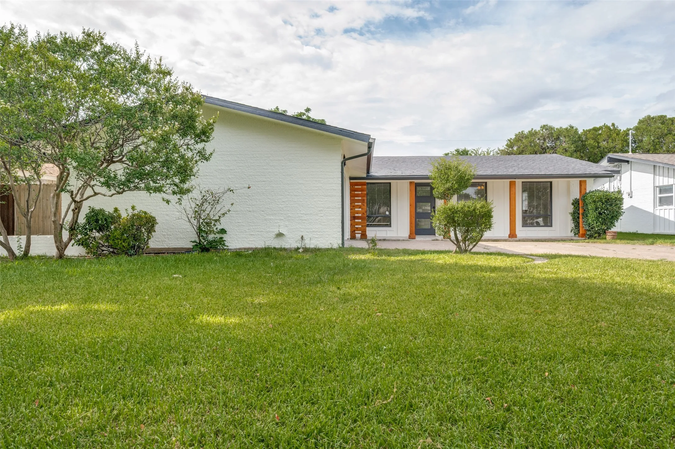 Single Family Residence For Sale in Dallas County , 3323 High Brook Drive, Dallas, Texas 75234, 3 Bedroom, 2 Bathroom, 2 Garage spaces, 1,734 Sqft, built in 1961, mls#21329886, Real Estate Agent in Dallas, Homes For Sale in Dallas county, Homes For Sale in Dallas, Realtor in Dallas Texas, Real Estate Brokerage Independent Realty Texas, Luminita Cordes Realtor