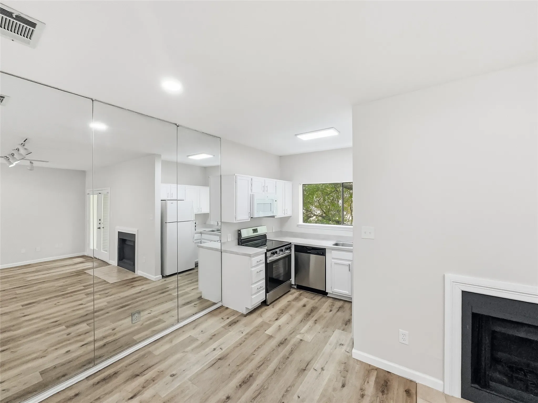 Condominium For Rent in Dallas County , 7126 Holly Hill Drive 210, Dallas, Texas 75231, 1 Bedroom, 1 Bathroom, Garage spaces, 573 Sqft, built in 1983, mls#21331455, Real Estate Agent in Dallas, Homes For Rent in Dallas county, Homes For Rent in Dallas, Realtor in Dallas Texas, Real Estate Brokerage Independent Realty Texas, Luminita Cordes Realtor