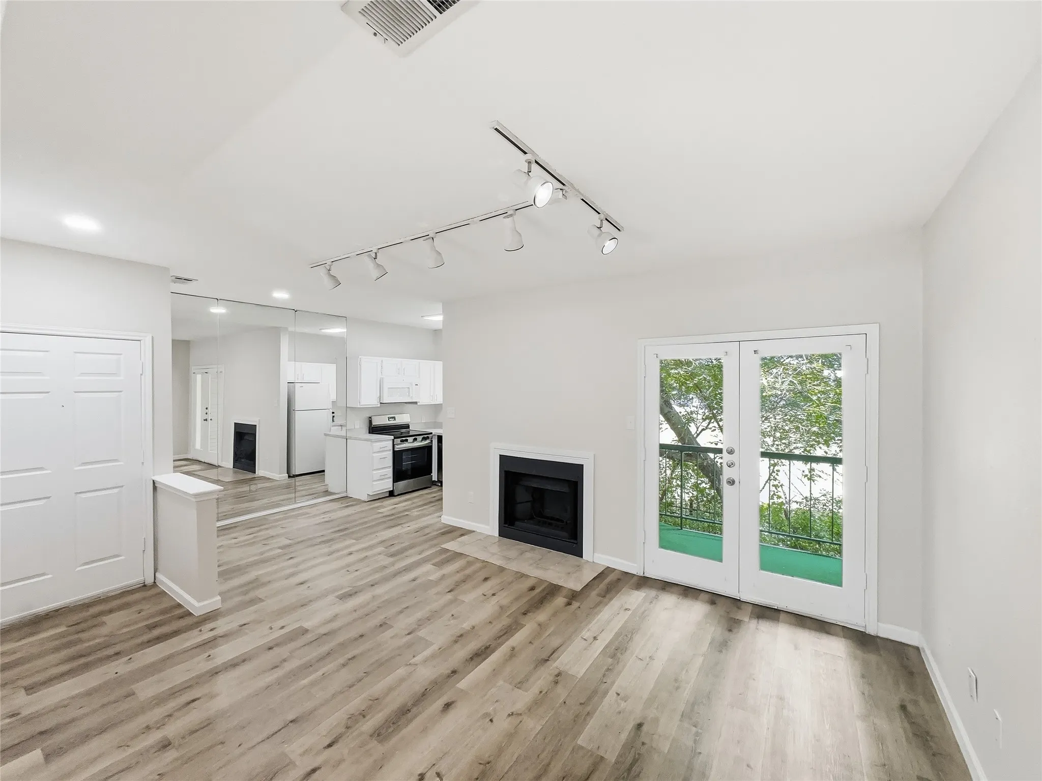 Condominium For Rent in Dallas County , 7126 Holly Hill Drive 210, Dallas, Texas 75231, 1 Bedroom, 1 Bathroom, Garage spaces, 573 Sqft, built in 1983, mls#21331455, Real Estate Agent in Dallas, Homes For Rent in Dallas county, Homes For Rent in Dallas, Realtor in Dallas Texas, Real Estate Brokerage Independent Realty Texas, Luminita Cordes Realtor