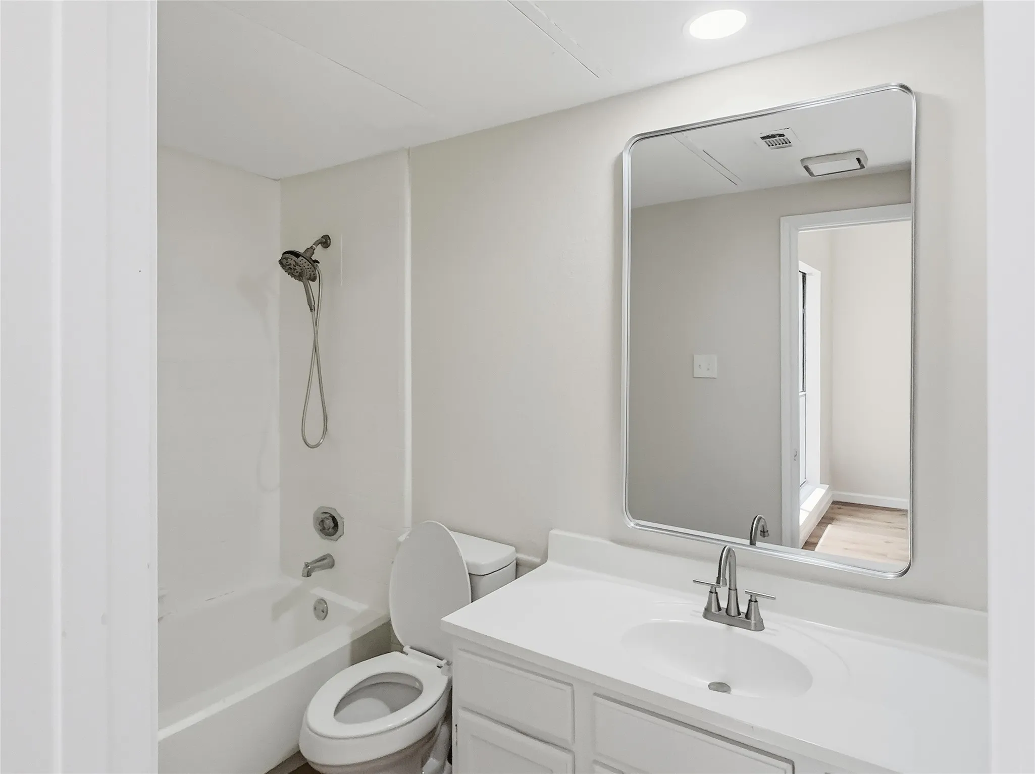 Condominium For Rent in Dallas County , 7126 Holly Hill Drive 210, Dallas, Texas 75231, 1 Bedroom, 1 Bathroom, Garage spaces, 573 Sqft, built in 1983, mls#21331455, Real Estate Agent in Dallas, Homes For Rent in Dallas county, Homes For Rent in Dallas, Realtor in Dallas Texas, Real Estate Brokerage Independent Realty Texas, Luminita Cordes Realtor
