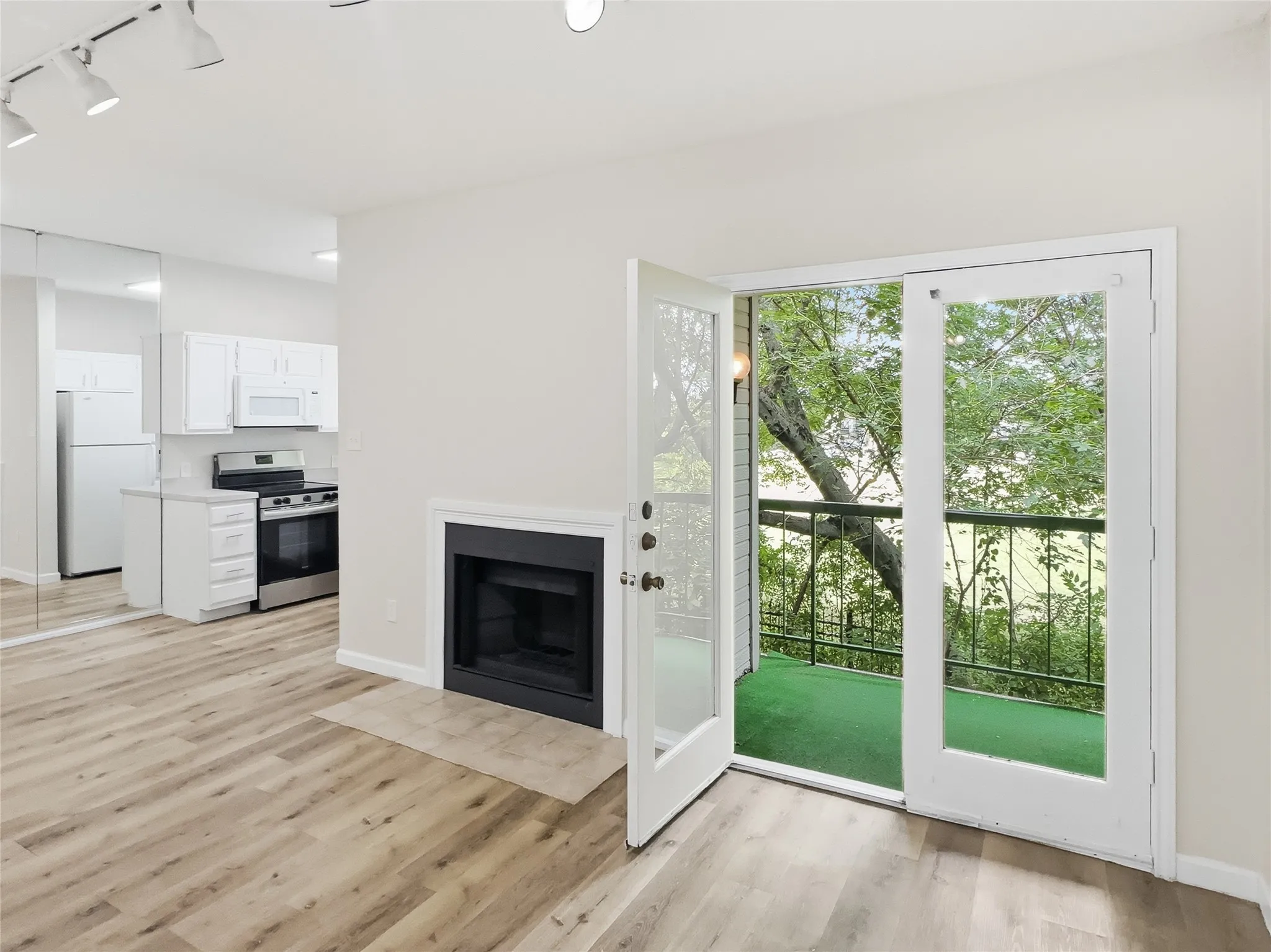 Condominium For Rent in Dallas County , 7126 Holly Hill Drive 210, Dallas, Texas 75231, 1 Bedroom, 1 Bathroom, Garage spaces, 573 Sqft, built in 1983, mls#21331455, Real Estate Agent in Dallas, Homes For Rent in Dallas county, Homes For Rent in Dallas, Realtor in Dallas Texas, Real Estate Brokerage Independent Realty Texas, Luminita Cordes Realtor