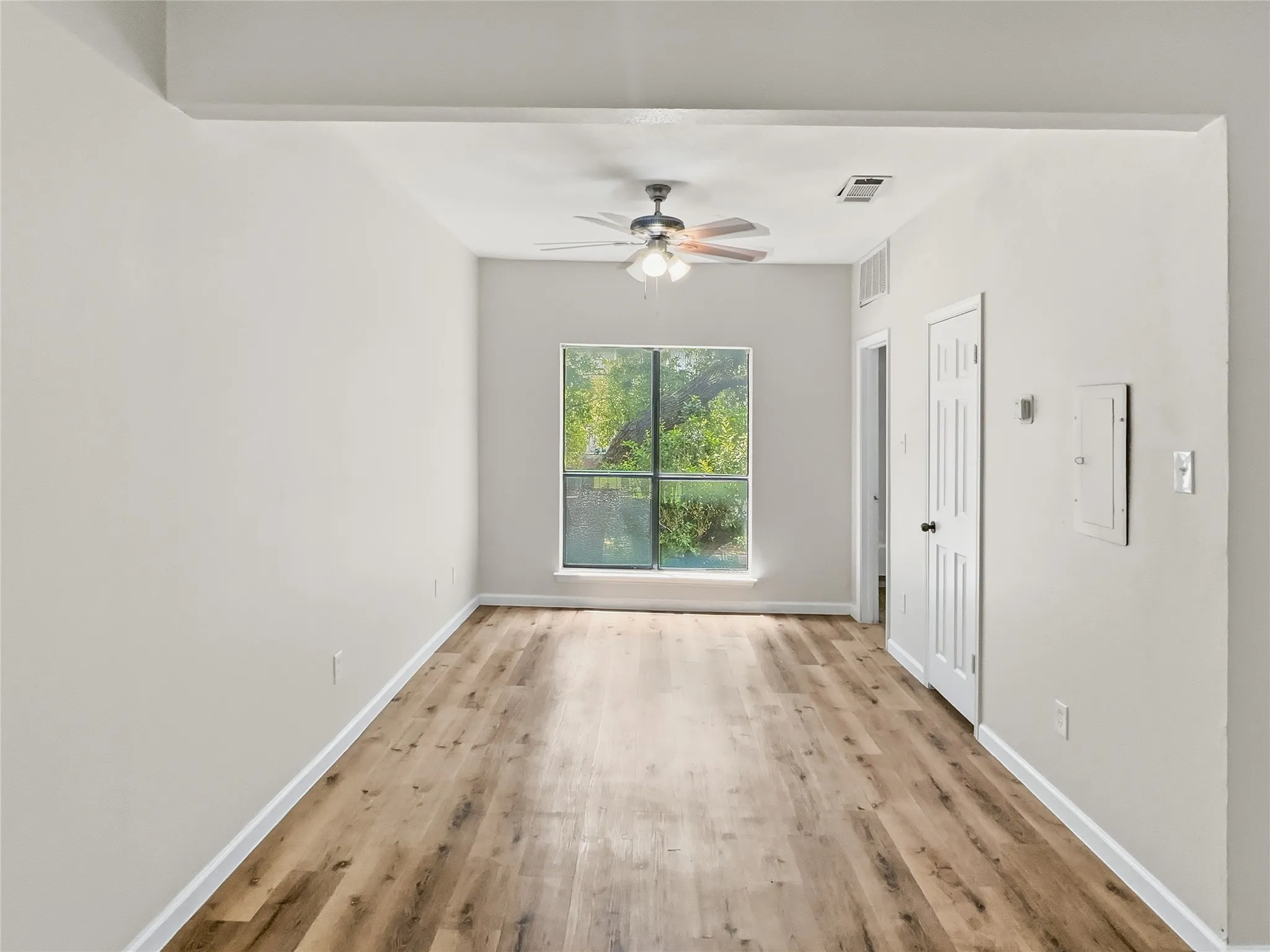 Condominium For Rent in Dallas County , 7126 Holly Hill Drive 210, Dallas, Texas 75231, 1 Bedroom, 1 Bathroom, Garage spaces, 573 Sqft, built in 1983, mls#21331455, Real Estate Agent in Dallas, Homes For Rent in Dallas county, Homes For Rent in Dallas, Realtor in Dallas Texas, Real Estate Brokerage Independent Realty Texas, Luminita Cordes Realtor