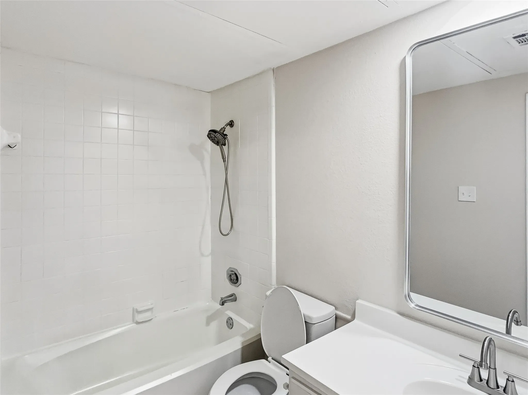 Condominium For Rent in Dallas County , 7126 Holly Hill Drive 210, Dallas, Texas 75231, 1 Bedroom, 1 Bathroom, Garage spaces, 573 Sqft, built in 1983, mls#21331455, Real Estate Agent in Dallas, Homes For Rent in Dallas county, Homes For Rent in Dallas, Realtor in Dallas Texas, Real Estate Brokerage Independent Realty Texas, Luminita Cordes Realtor