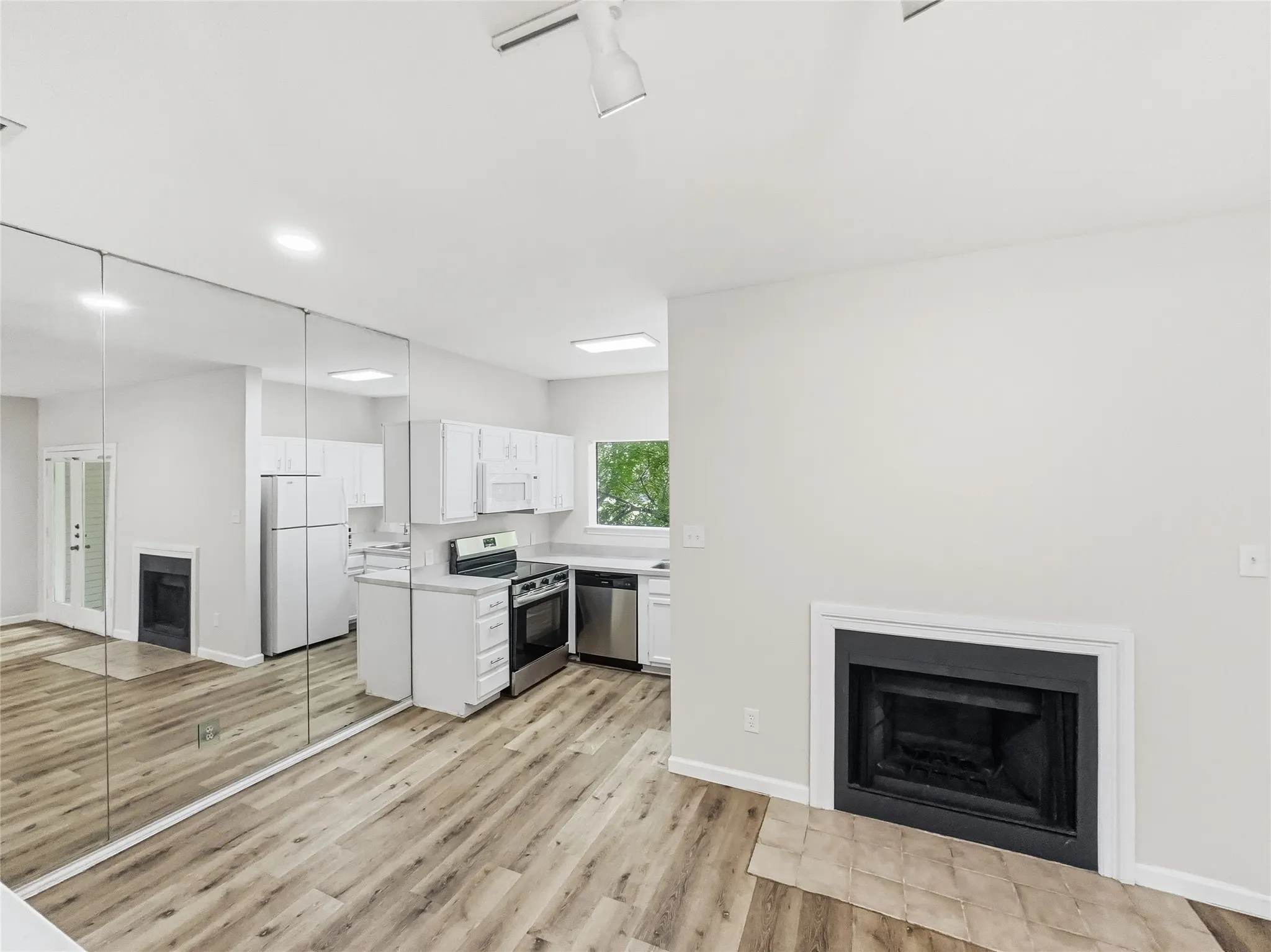 Condominium For Rent in Dallas County , 7126 Holly Hill Drive 210, Dallas, Texas 75231, 1 Bedroom, 1 Bathroom, Garage spaces, 573 Sqft, built in 1983, mls#21331455, Real Estate Agent in Dallas, Homes For Rent in Dallas county, Homes For Rent in Dallas, Realtor in Dallas Texas, Real Estate Brokerage Independent Realty Texas, Luminita Cordes Realtor