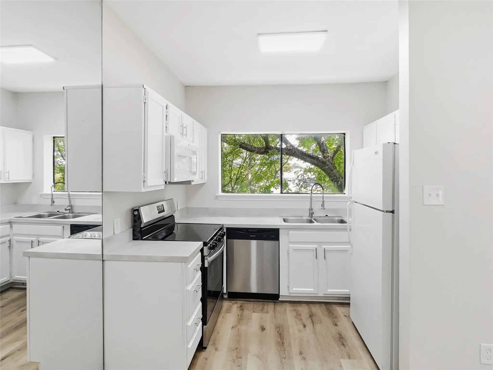Condominium For Rent in Dallas County , 7126 Holly Hill Drive 210, Dallas, Texas 75231, 1 Bedroom, 1 Bathroom, Garage spaces, 573 Sqft, built in 1983, mls#21331455, Real Estate Agent in Dallas, Homes For Rent in Dallas county, Homes For Rent in Dallas, Realtor in Dallas Texas, Real Estate Brokerage Independent Realty Texas, Luminita Cordes Realtor