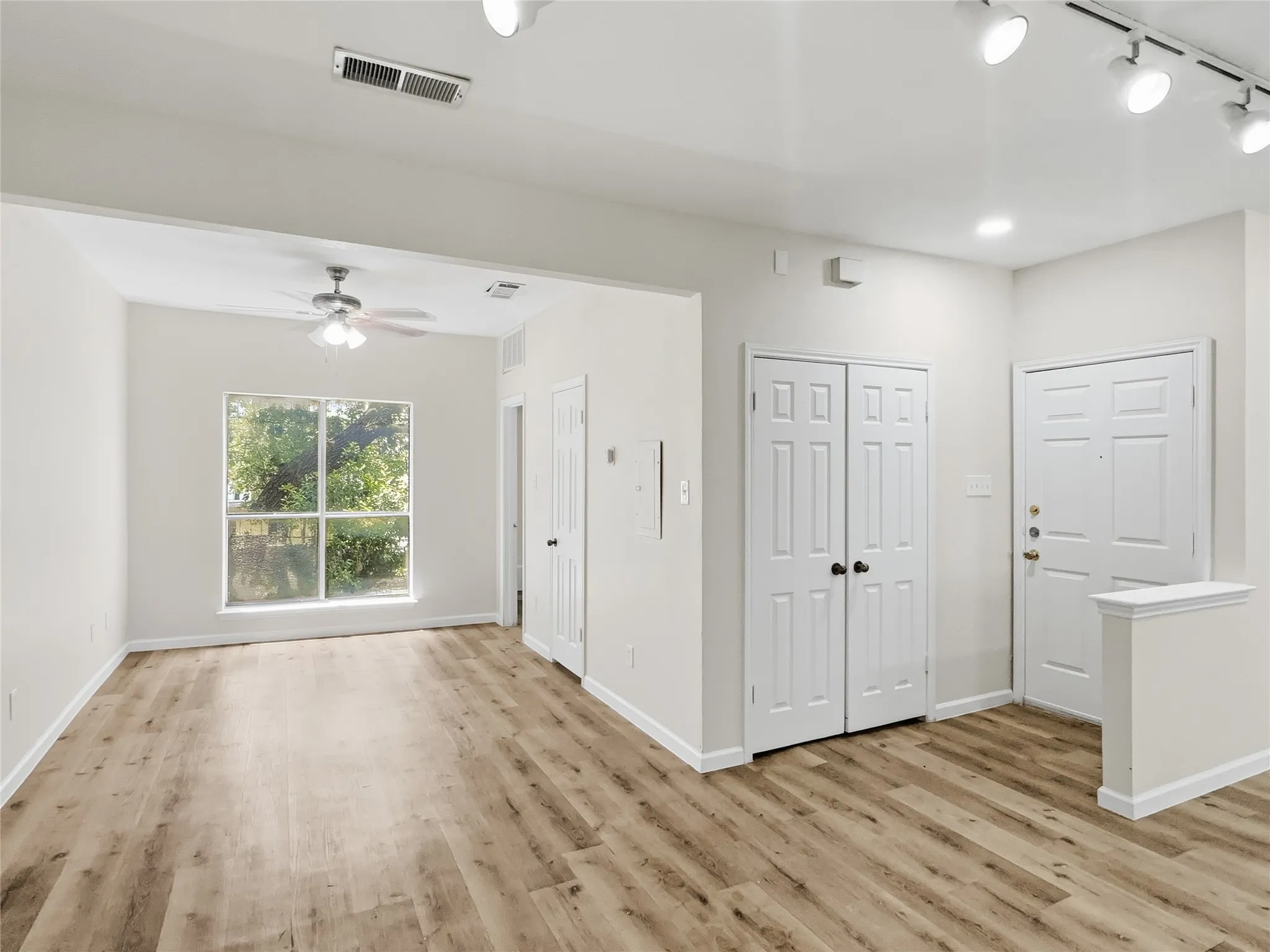 Condominium For Rent in Dallas County , 7126 Holly Hill Drive 210, Dallas, Texas 75231, 1 Bedroom, 1 Bathroom, Garage spaces, 573 Sqft, built in 1983, mls#21331455, Real Estate Agent in Dallas, Homes For Rent in Dallas county, Homes For Rent in Dallas, Realtor in Dallas Texas, Real Estate Brokerage Independent Realty Texas, Luminita Cordes Realtor