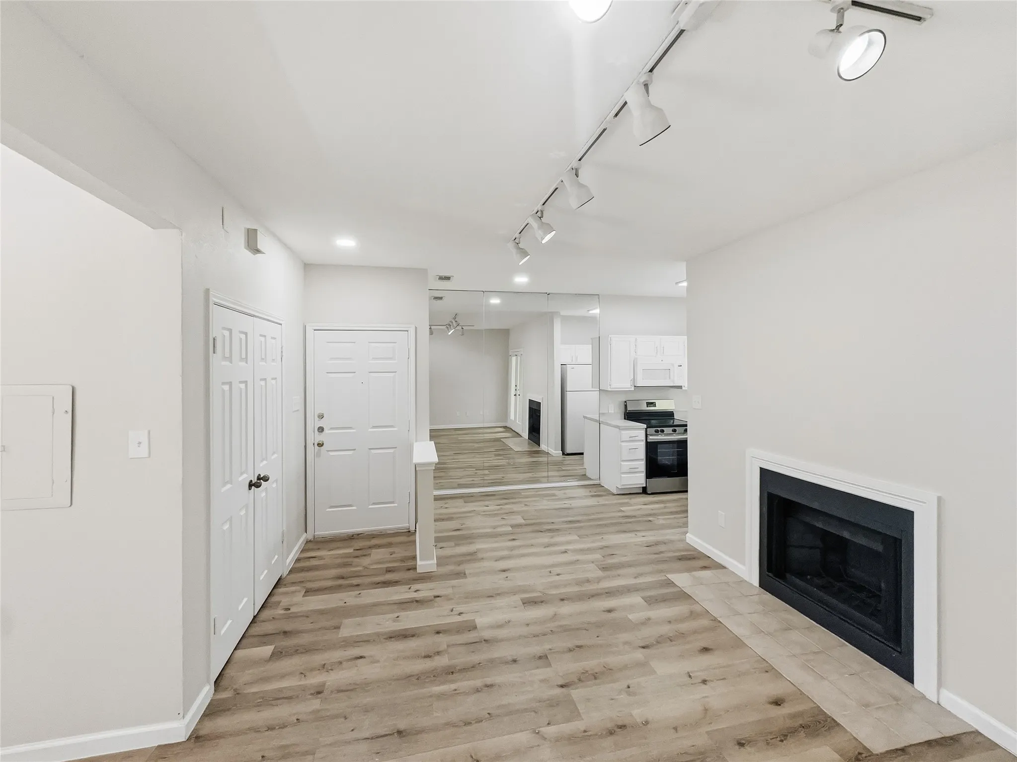 Condominium For Rent in Dallas County , 7126 Holly Hill Drive 210, Dallas, Texas 75231, 1 Bedroom, 1 Bathroom, Garage spaces, 573 Sqft, built in 1983, mls#21331455, Real Estate Agent in Dallas, Homes For Rent in Dallas county, Homes For Rent in Dallas, Realtor in Dallas Texas, Real Estate Brokerage Independent Realty Texas, Luminita Cordes Realtor