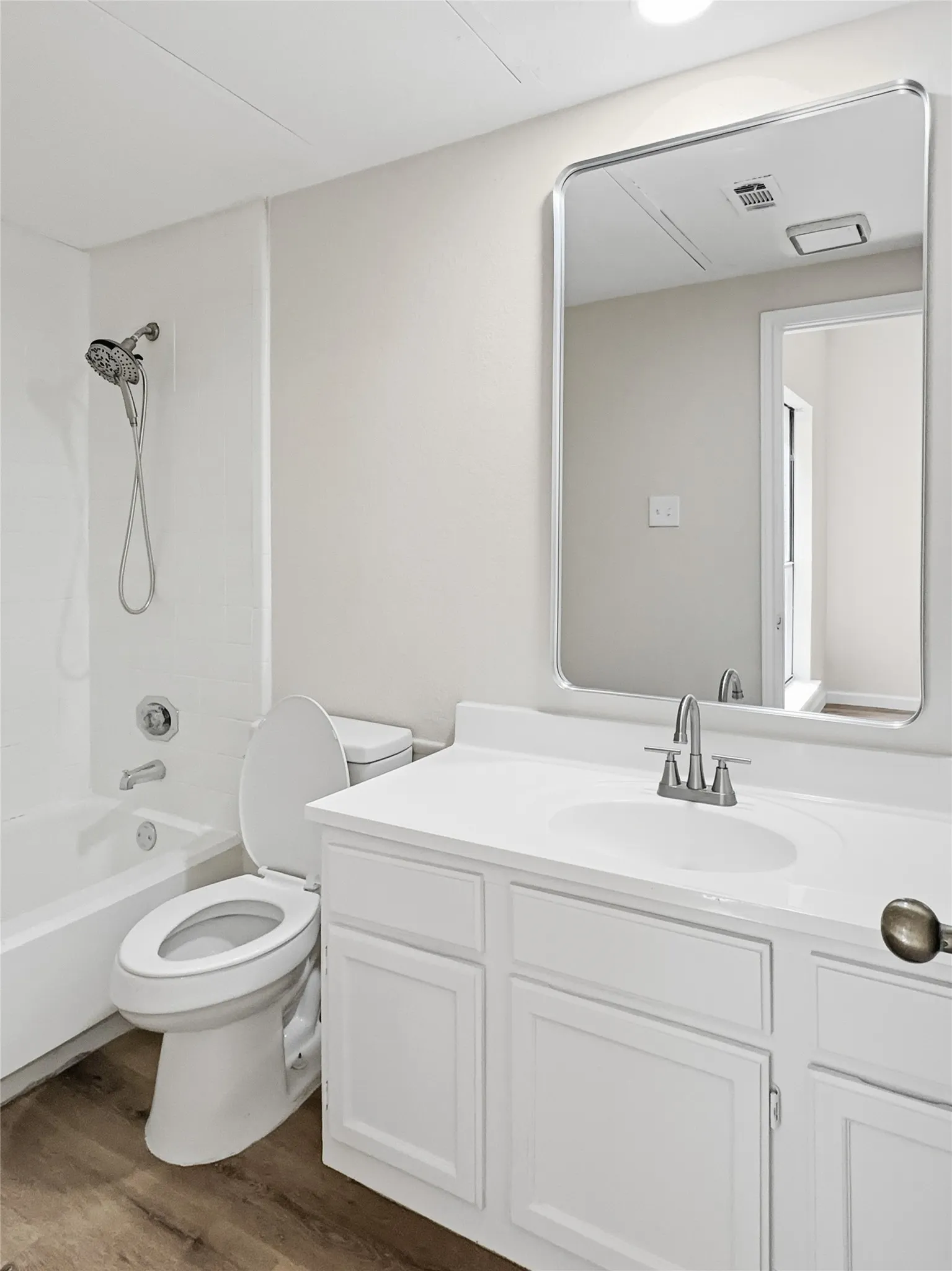 Condominium For Rent in Dallas County , 7126 Holly Hill Drive 210, Dallas, Texas 75231, 1 Bedroom, 1 Bathroom, Garage spaces, 573 Sqft, built in 1983, mls#21331455, Real Estate Agent in Dallas, Homes For Rent in Dallas county, Homes For Rent in Dallas, Realtor in Dallas Texas, Real Estate Brokerage Independent Realty Texas, Luminita Cordes Realtor