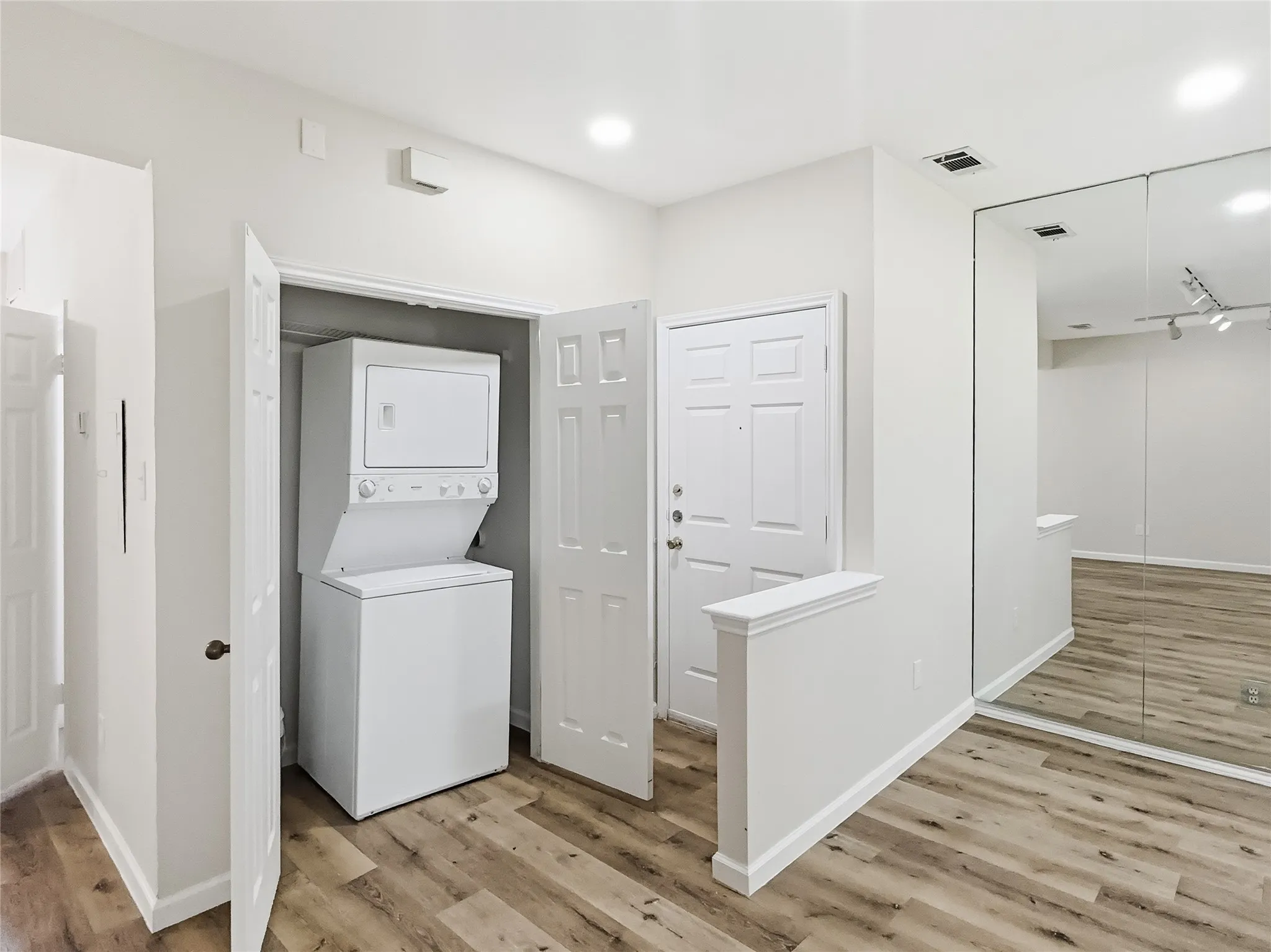 Condominium For Rent in Dallas County , 7126 Holly Hill Drive 210, Dallas, Texas 75231, 1 Bedroom, 1 Bathroom, Garage spaces, 573 Sqft, built in 1983, mls#21331455, Real Estate Agent in Dallas, Homes For Rent in Dallas county, Homes For Rent in Dallas, Realtor in Dallas Texas, Real Estate Brokerage Independent Realty Texas, Luminita Cordes Realtor