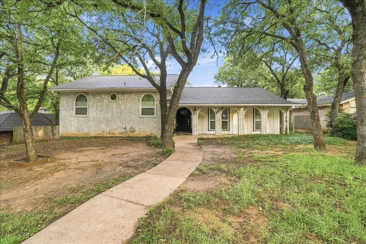 Single Family Residence For Sale in Tarrant County , 3808 Hastings Drive, Arlington, Texas 76013, 4 Bedroom, 3 Bathroom, 2 Garage spaces, 2,280 Sqft, built in 1968, mls#21323981, Real Estate Agent in Arlington, Homes For Sale in Tarrant county, Homes For Sale in Arlington, Realtor in Arlington Texas, Real Estate Brokerage Independent Realty Texas, Luminita Cordes Realtor