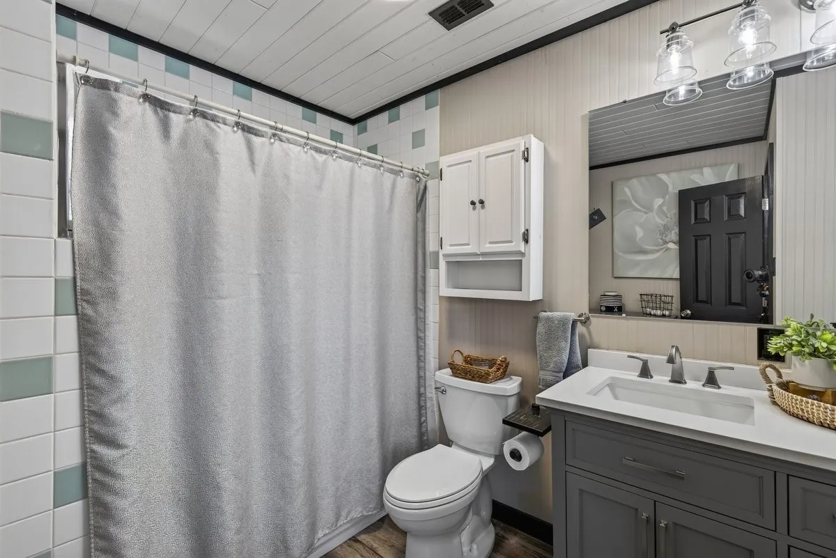 Single Family Residence For Sale in Henderson County , 18251 Rocky Point Run, Mabank, Texas 75156, 4 Bedroom, 4 Bathroom, Garage spaces, 2,768 Sqft, built in 1965, mls#21332400, Real Estate Agent in Mabank, Homes For Sale in Henderson county, Homes For Sale in Mabank, Realtor in Mabank Texas, Real Estate Brokerage Independent Realty Texas, Luminita Cordes Realtor