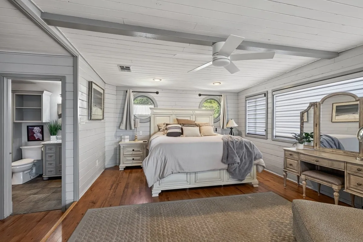 Single Family Residence For Sale in Henderson County , 18251 Rocky Point Run, Mabank, Texas 75156, 4 Bedroom, 4 Bathroom, Garage spaces, 2,768 Sqft, built in 1965, mls#21332400, Real Estate Agent in Mabank, Homes For Sale in Henderson county, Homes For Sale in Mabank, Realtor in Mabank Texas, Real Estate Brokerage Independent Realty Texas, Luminita Cordes Realtor