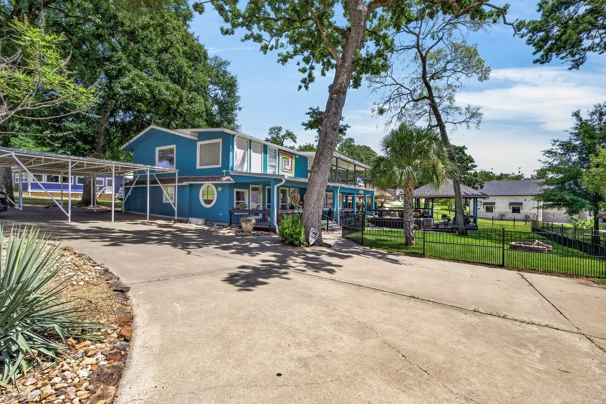 Single Family Residence For Sale in Henderson County , 18251 Rocky Point Run, Mabank, Texas 75156, 4 Bedroom, 4 Bathroom, Garage spaces, 2,768 Sqft, built in 1965, mls#21332400, Real Estate Agent in Mabank, Homes For Sale in Henderson county, Homes For Sale in Mabank, Realtor in Mabank Texas, Real Estate Brokerage Independent Realty Texas, Luminita Cordes Realtor