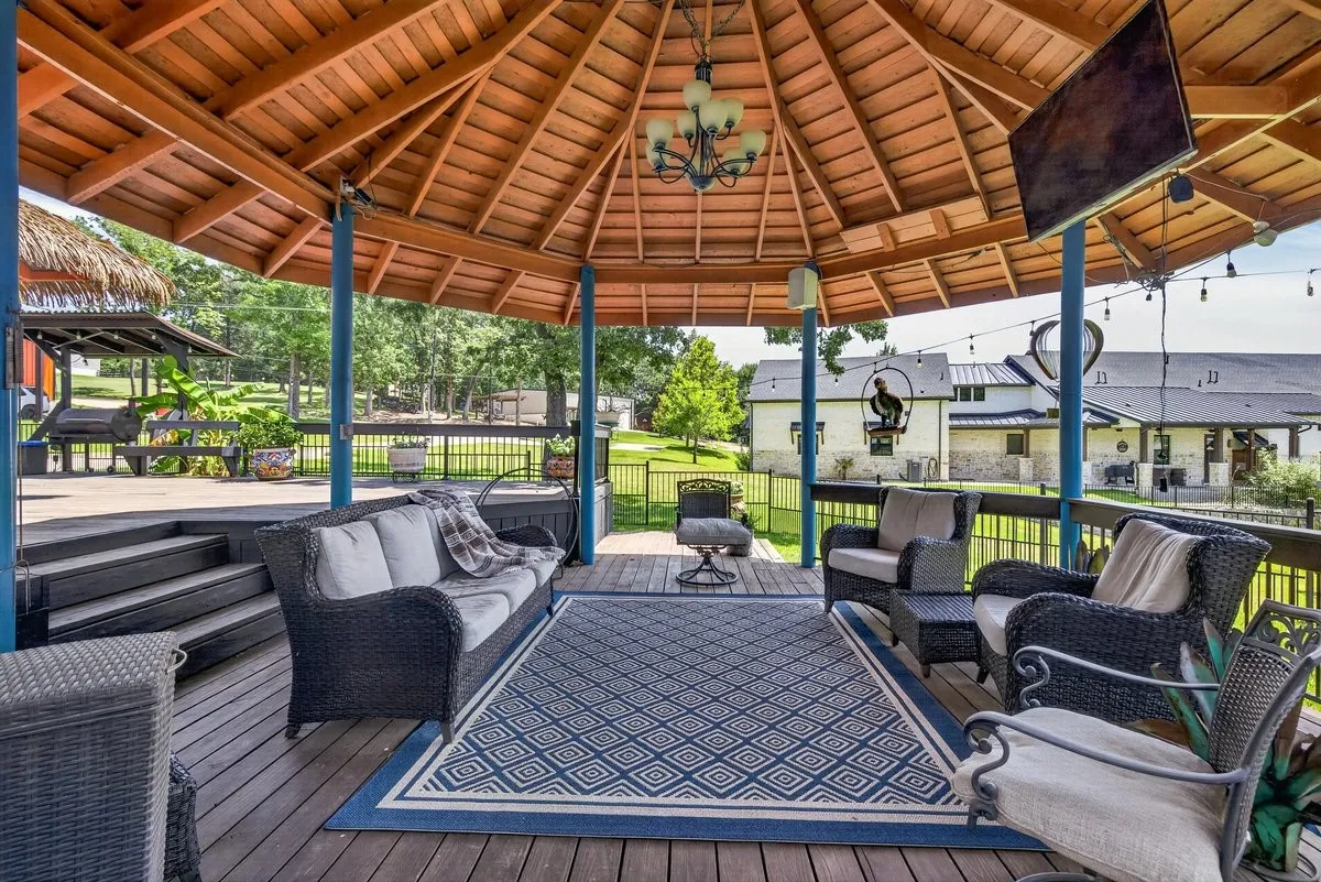 Single Family Residence For Sale in Henderson County , 18251 Rocky Point Run, Mabank, Texas 75156, 4 Bedroom, 4 Bathroom, Garage spaces, 2,768 Sqft, built in 1965, mls#21332400, Real Estate Agent in Mabank, Homes For Sale in Henderson county, Homes For Sale in Mabank, Realtor in Mabank Texas, Real Estate Brokerage Independent Realty Texas, Luminita Cordes Realtor