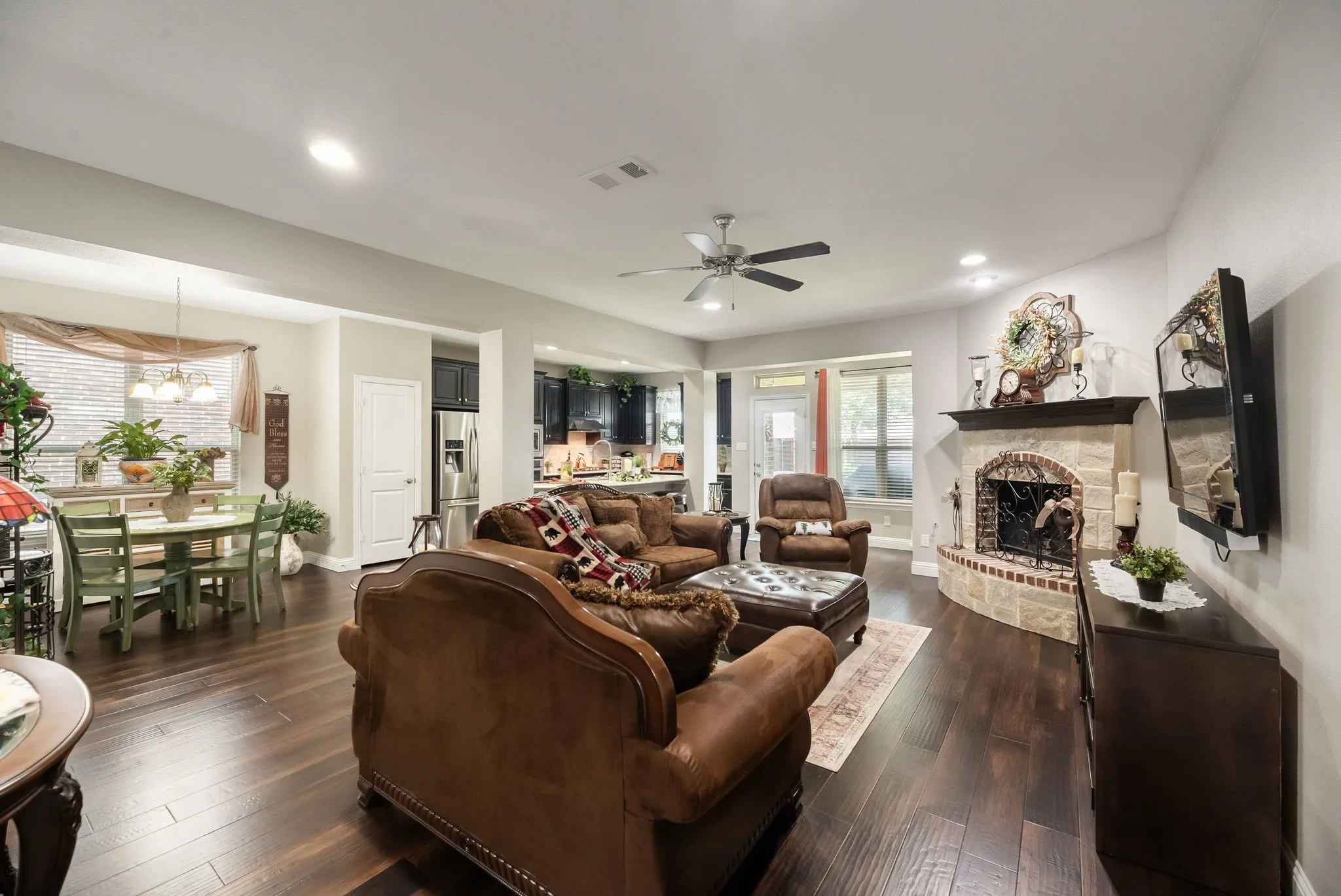 Single Family Residence For Sale in Tarrant County , 11616 Twining Branch Circle, Fort Worth, Texas 76052, 4 Bedroom, 3 Bathroom, 2 Garage spaces, 3,434 Sqft, built in 2015, mls#21326725, Real Estate Agent in Fort Worth, Homes For Sale in Tarrant county, Homes For Sale in Fort Worth, Realtor in Fort Worth Texas, Real Estate Brokerage Independent Realty Texas, Luminita Cordes Realtor