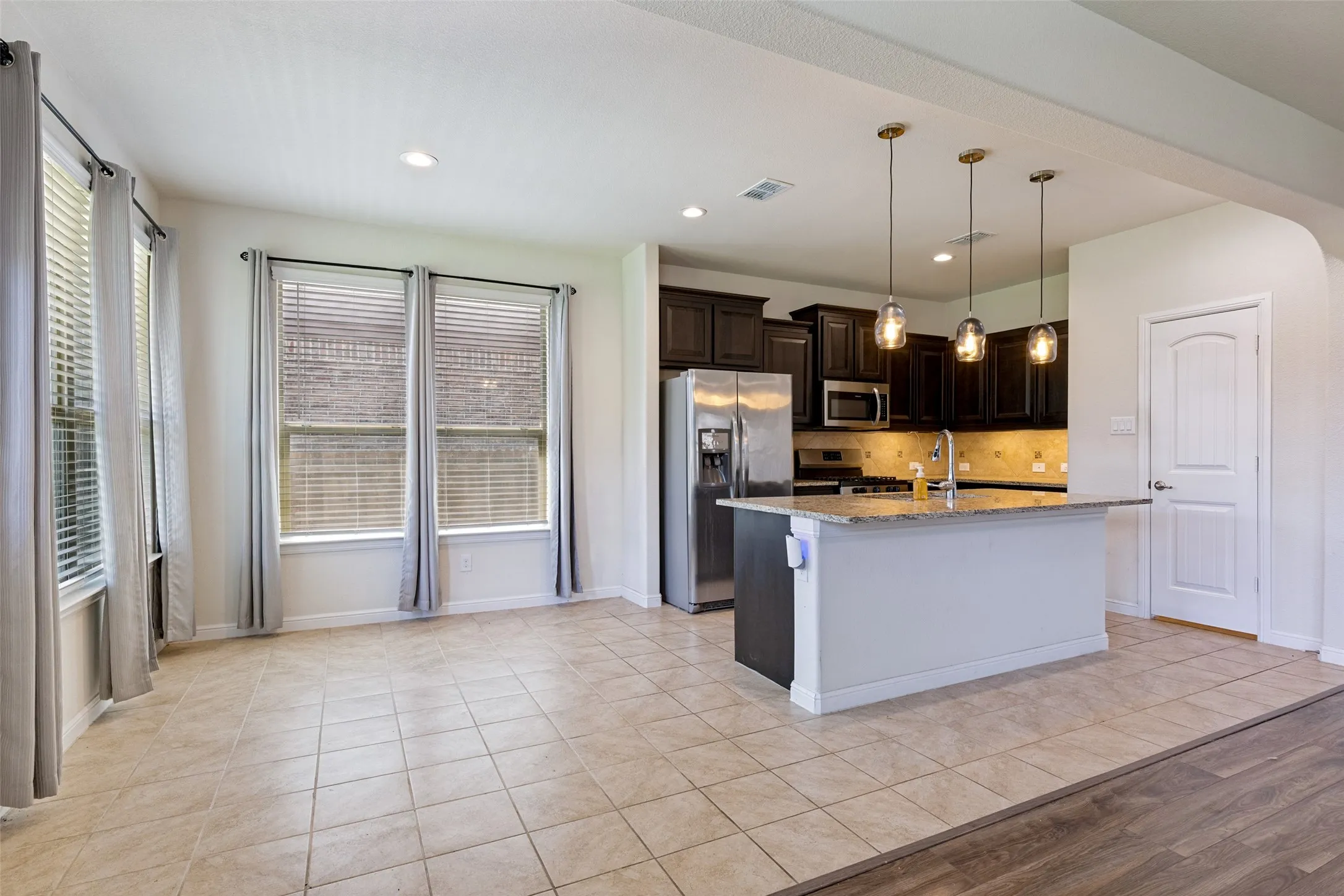 Single Family Residence For Sale in Tarrant County , 1148 Lakeville Drive, Fort Worth, Texas 76177, 3 Bedroom, 2 Bathroom, 2 Garage spaces, 1,693 Sqft, built in 2019, mls#21332694, Real Estate Agent in Fort Worth, Homes For Sale in Tarrant county, Homes For Sale in Fort Worth, Realtor in Fort Worth Texas, Real Estate Brokerage Independent Realty Texas, Luminita Cordes Realtor