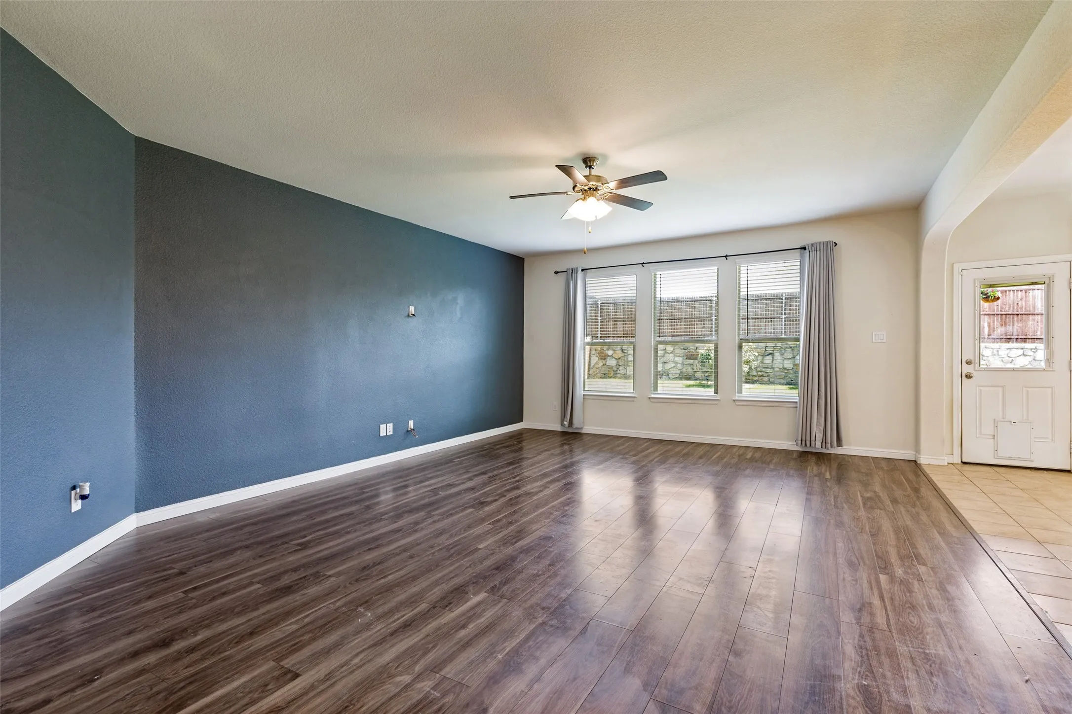 Single Family Residence For Sale in Tarrant County , 1148 Lakeville Drive, Fort Worth, Texas 76177, 3 Bedroom, 2 Bathroom, 2 Garage spaces, 1,693 Sqft, built in 2019, mls#21332694, Real Estate Agent in Fort Worth, Homes For Sale in Tarrant county, Homes For Sale in Fort Worth, Realtor in Fort Worth Texas, Real Estate Brokerage Independent Realty Texas, Luminita Cordes Realtor
