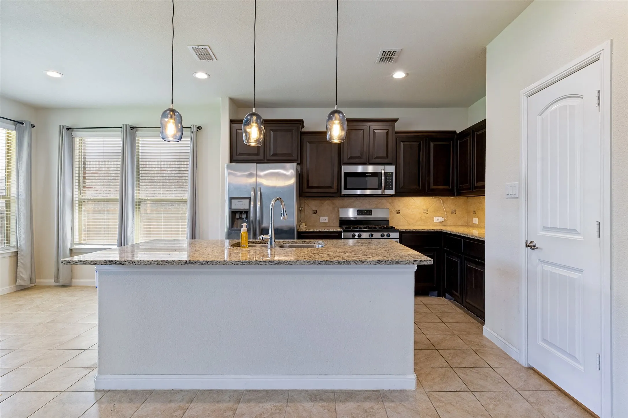 Single Family Residence For Sale in Tarrant County , 1148 Lakeville Drive, Fort Worth, Texas 76177, 3 Bedroom, 2 Bathroom, 2 Garage spaces, 1,693 Sqft, built in 2019, mls#21332694, Real Estate Agent in Fort Worth, Homes For Sale in Tarrant county, Homes For Sale in Fort Worth, Realtor in Fort Worth Texas, Real Estate Brokerage Independent Realty Texas, Luminita Cordes Realtor