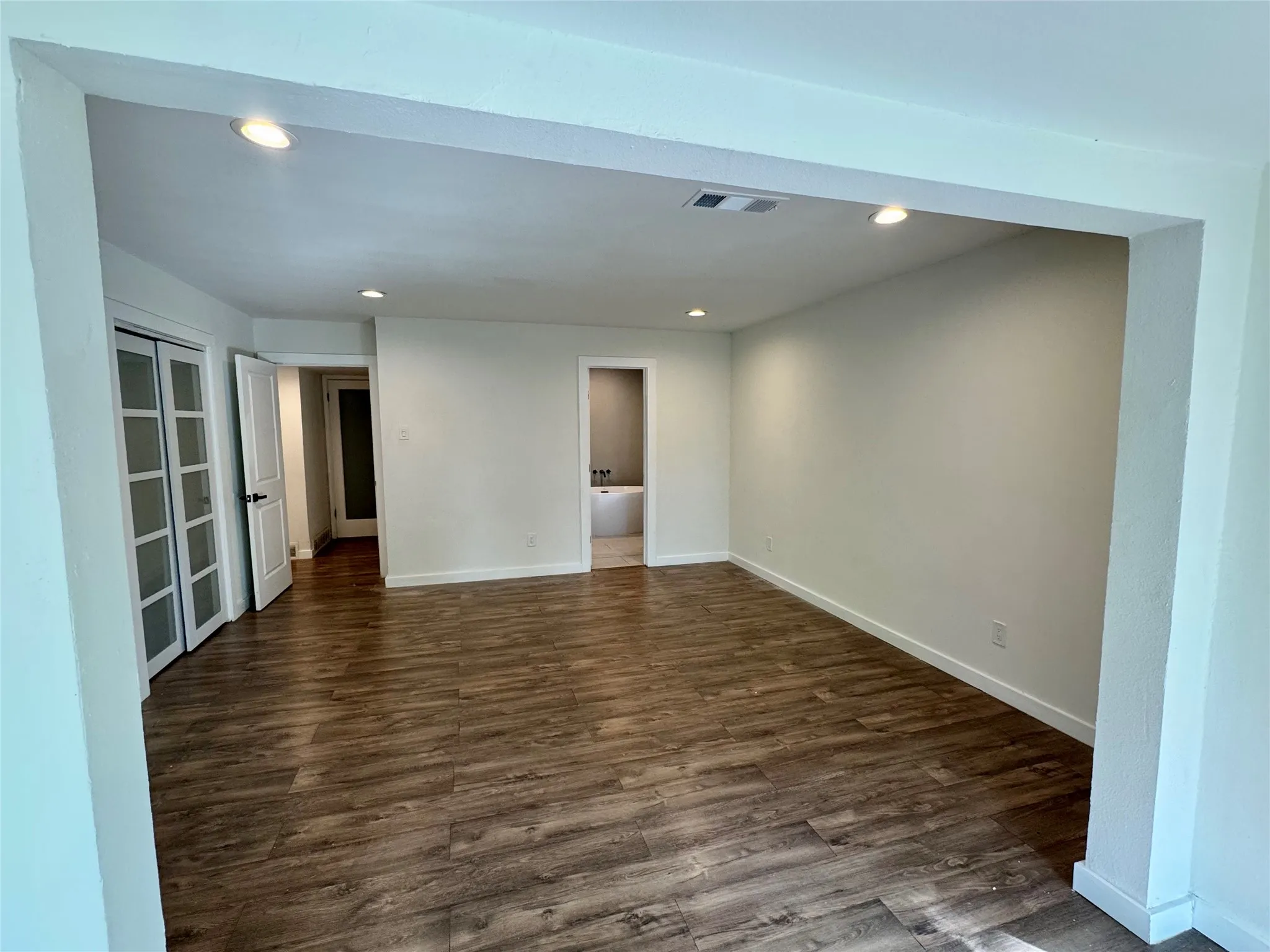 Single Family Residence For Rent in Tarrant County , 211 Mill Creek Drive, Arlington, Texas 76010, 3 Bedroom, 4 Bathroom, 2 Garage spaces, 3,429 Sqft, built in 1967, mls#21332691, Real Estate Agent in Arlington, Homes For Rent in Tarrant county, Homes For Rent in Arlington, Realtor in Arlington Texas, Real Estate Brokerage Independent Realty Texas, Luminita Cordes Realtor