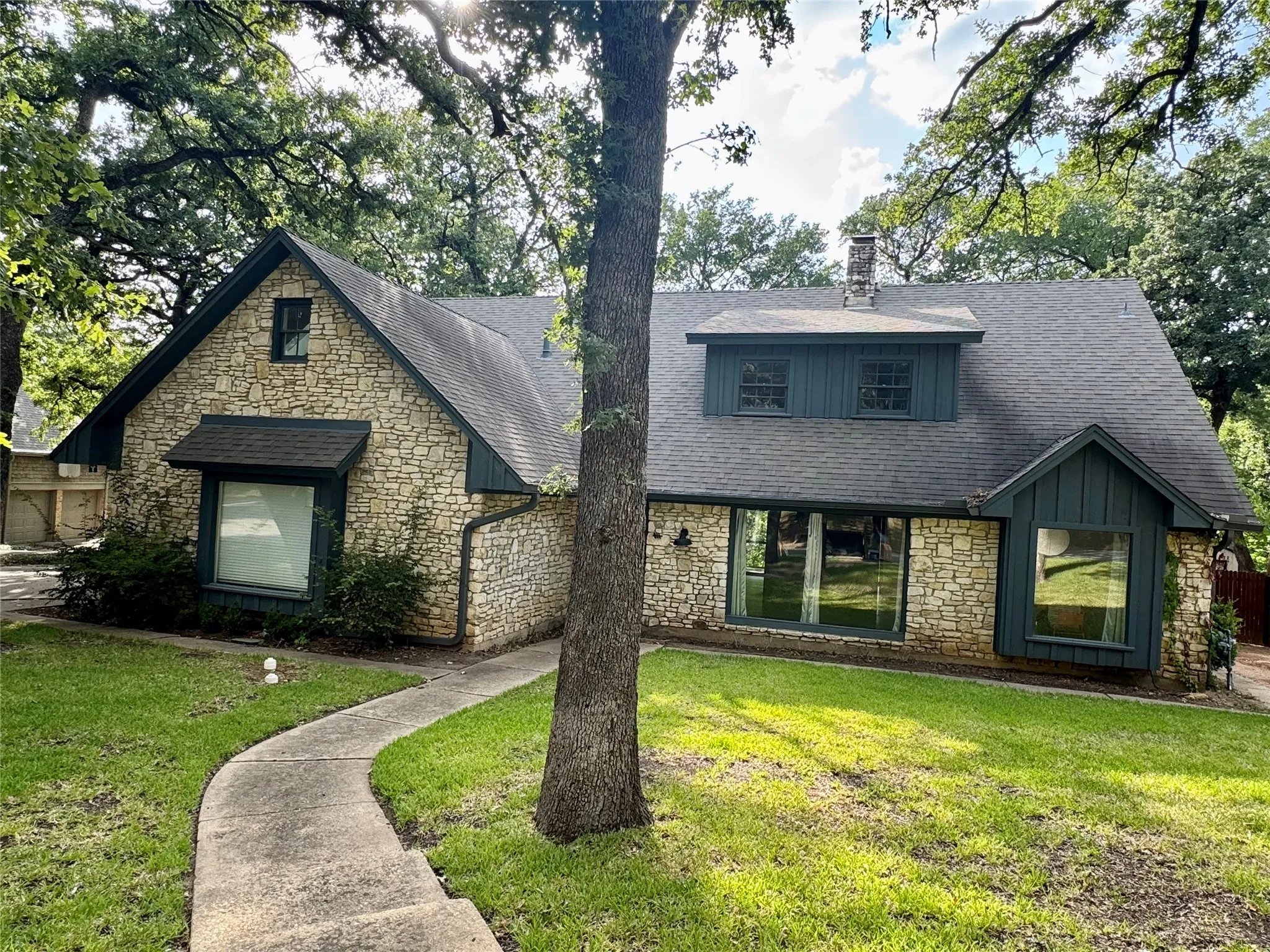 Single Family Residence For Rent in Tarrant County , 211 Mill Creek Drive, Arlington, Texas 76010, 3 Bedroom, 4 Bathroom, 2 Garage spaces, 3,429 Sqft, built in 1967, mls#21332691, Real Estate Agent in Arlington, Homes For Rent in Tarrant county, Homes For Rent in Arlington, Realtor in Arlington Texas, Real Estate Brokerage Independent Realty Texas, Luminita Cordes Realtor