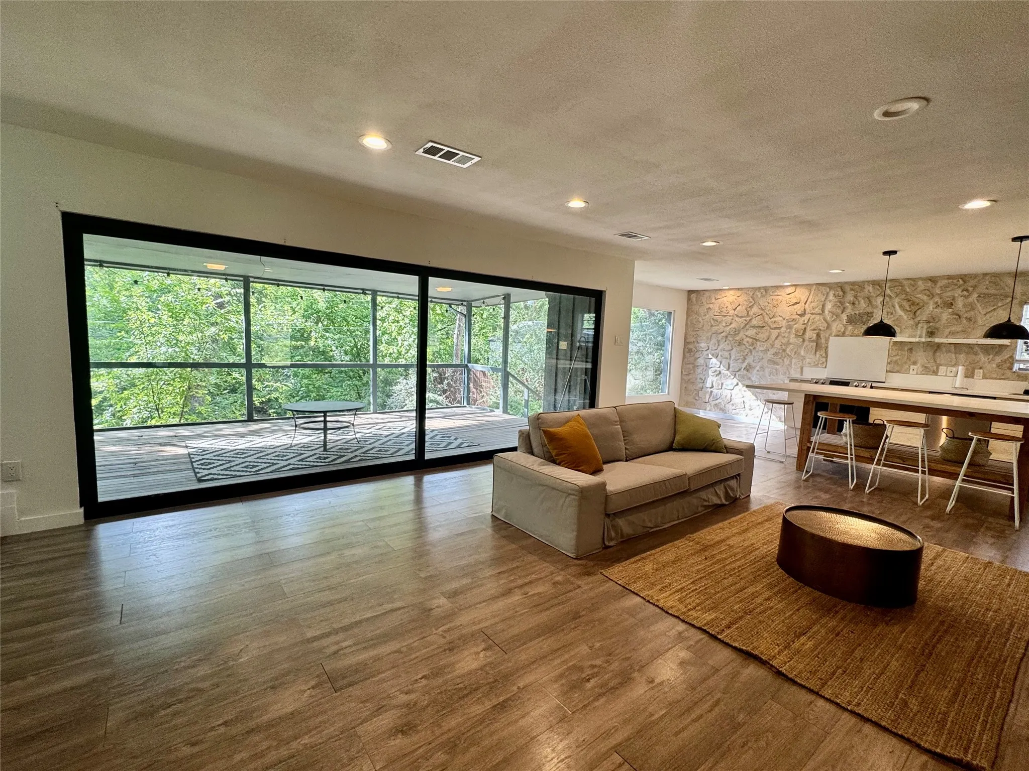 Single Family Residence For Rent in Tarrant County , 211 Mill Creek Drive, Arlington, Texas 76010, 3 Bedroom, 4 Bathroom, 2 Garage spaces, 3,429 Sqft, built in 1967, mls#21332691, Real Estate Agent in Arlington, Homes For Rent in Tarrant county, Homes For Rent in Arlington, Realtor in Arlington Texas, Real Estate Brokerage Independent Realty Texas, Luminita Cordes Realtor