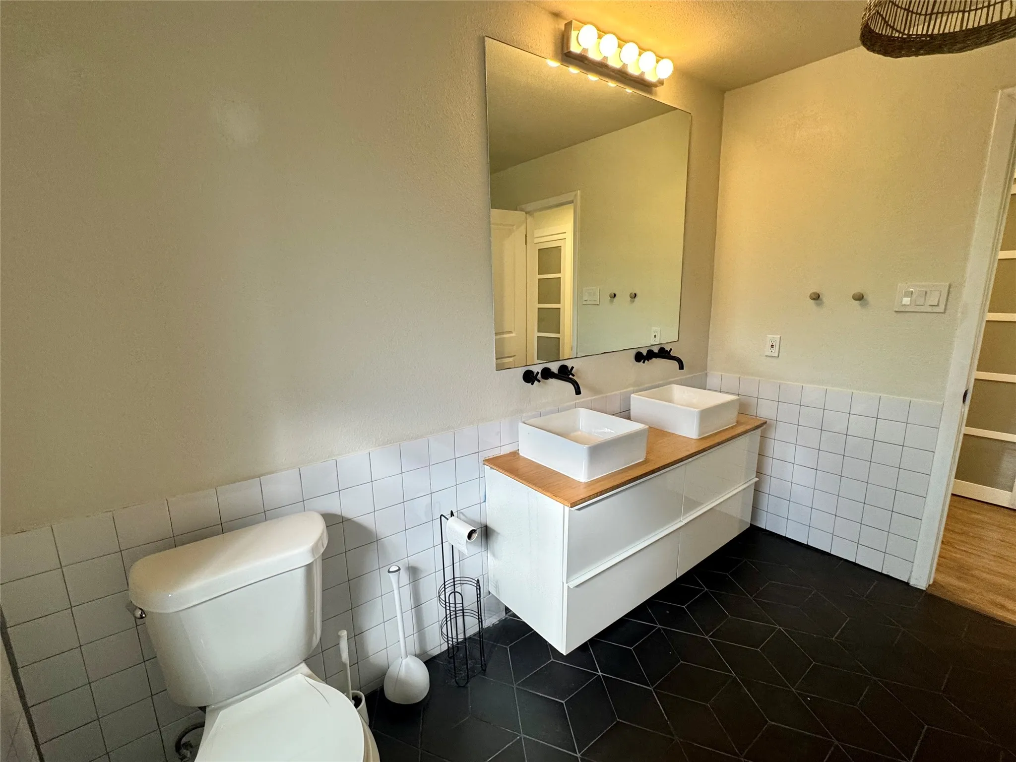 Single Family Residence For Rent in Tarrant County , 211 Mill Creek Drive, Arlington, Texas 76010, 3 Bedroom, 4 Bathroom, 2 Garage spaces, 3,429 Sqft, built in 1967, mls#21332691, Real Estate Agent in Arlington, Homes For Rent in Tarrant county, Homes For Rent in Arlington, Realtor in Arlington Texas, Real Estate Brokerage Independent Realty Texas, Luminita Cordes Realtor