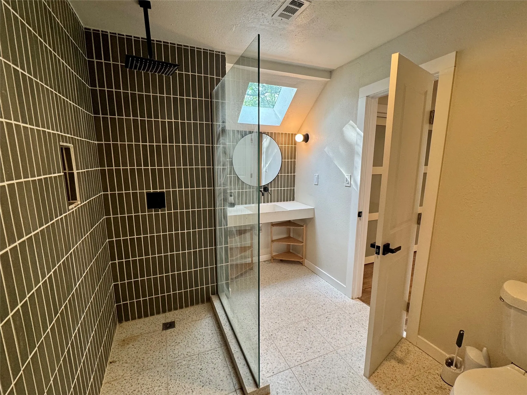 Single Family Residence For Rent in Tarrant County , 211 Mill Creek Drive, Arlington, Texas 76010, 3 Bedroom, 4 Bathroom, 2 Garage spaces, 3,429 Sqft, built in 1967, mls#21332691, Real Estate Agent in Arlington, Homes For Rent in Tarrant county, Homes For Rent in Arlington, Realtor in Arlington Texas, Real Estate Brokerage Independent Realty Texas, Luminita Cordes Realtor