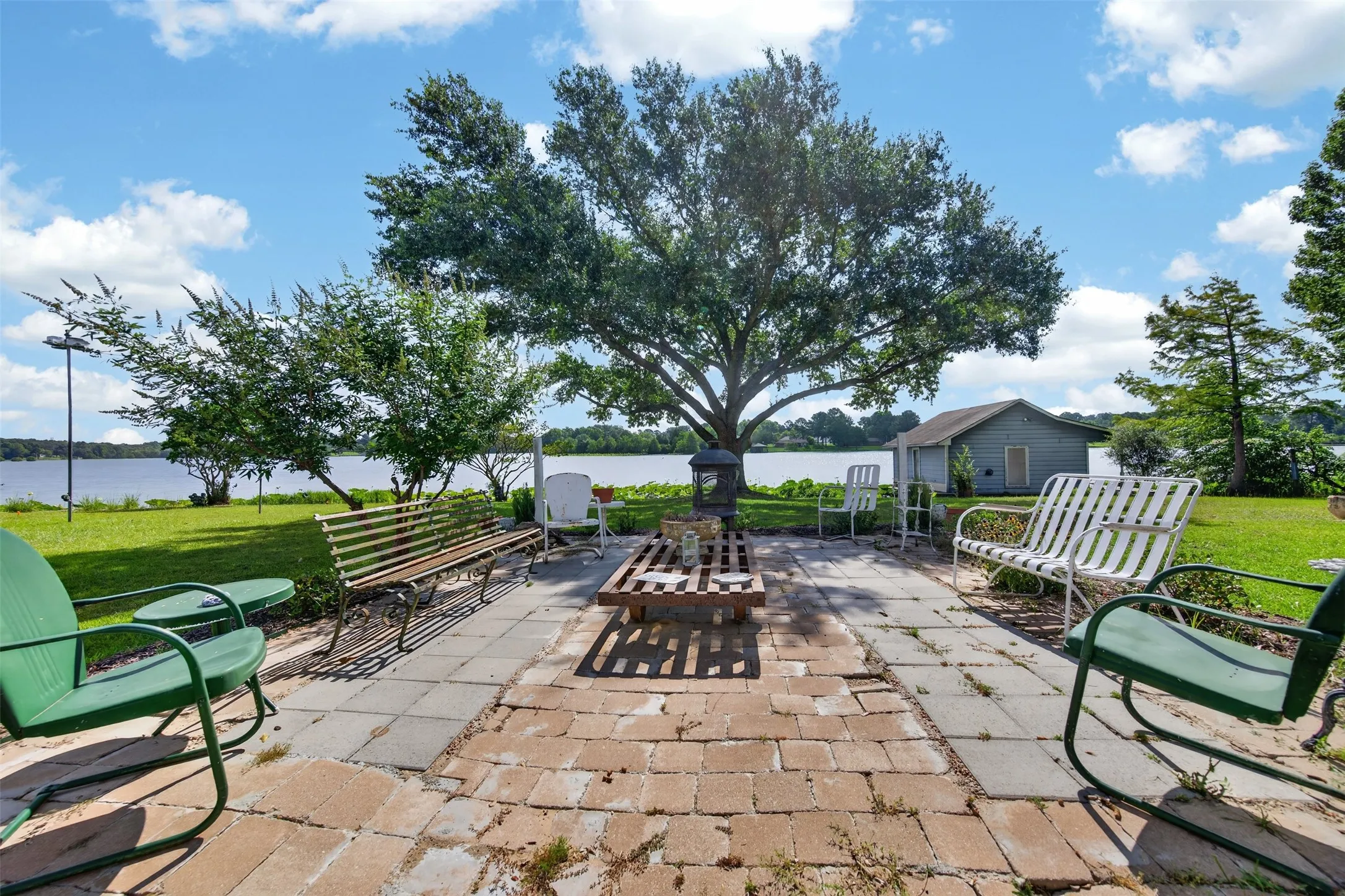 Single Family Residence For Sale in Henderson County , 12075 W Lake Drive, Murchison, Texas 75778, 3 Bedroom, 2 Bathroom, 2 Garage spaces, 2,694 Sqft, built in 1986, mls#21332730, Real Estate Agent in Murchison, Homes For Sale in Henderson county, Homes For Sale in Murchison, Realtor in Murchison Texas, Real Estate Brokerage Independent Realty Texas, Luminita Cordes Realtor