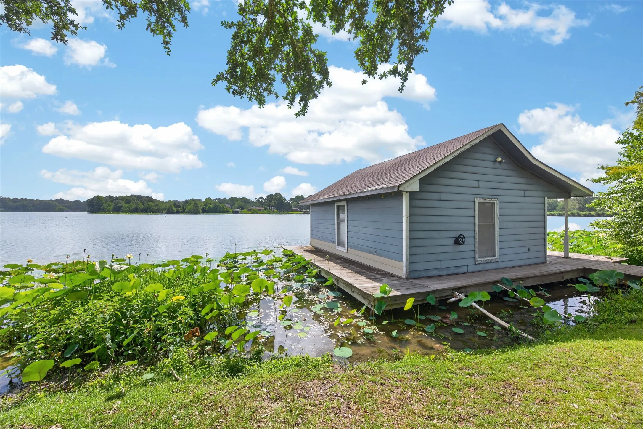 Single Family Residence For Sale in Henderson County , 12075 W Lake Drive, Murchison, Texas 75778, 3 Bedroom, 2 Bathroom, 2 Garage spaces, 2,694 Sqft, built in 1986, mls#21332730, Real Estate Agent in Murchison, Homes For Sale in Henderson county, Homes For Sale in Murchison, Realtor in Murchison Texas, Real Estate Brokerage Independent Realty Texas, Luminita Cordes Realtor