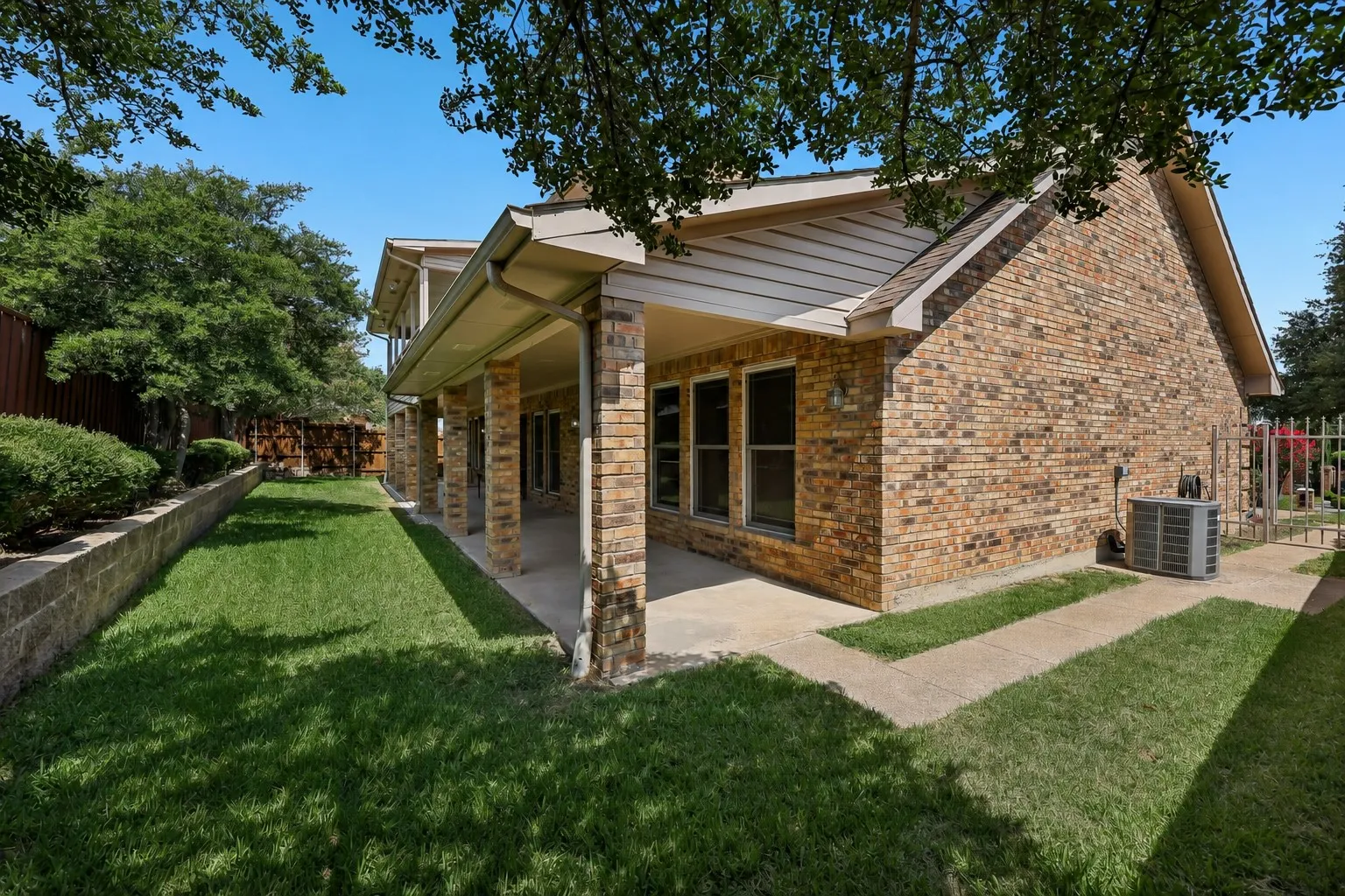 Single Family Residence For Sale in Dallas County , 4008 Fairlakes Drive, Dallas, Texas 75228, 3 Bedroom, 3 Bathroom, 2 Garage spaces, 3,040 Sqft, built in 1985, mls#21332505, Real Estate Agent in Dallas, Homes For Sale in Dallas county, Homes For Sale in Dallas, Realtor in Dallas Texas, Real Estate Brokerage Independent Realty Texas, Luminita Cordes Realtor