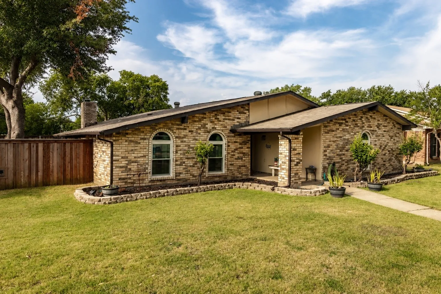 Single Family Residence For Sale in Dallas County , 1204 Warwick Drive, Mesquite, Texas 75150, 3 Bedroom, 2 Bathroom, 2 Garage spaces, 2,011 Sqft, built in 1979, mls#21329842, Real Estate Agent in Mesquite, Homes For Sale in Dallas county, Homes For Sale in Mesquite, Realtor in Mesquite Texas, Real Estate Brokerage Independent Realty Texas, Luminita Cordes Realtor