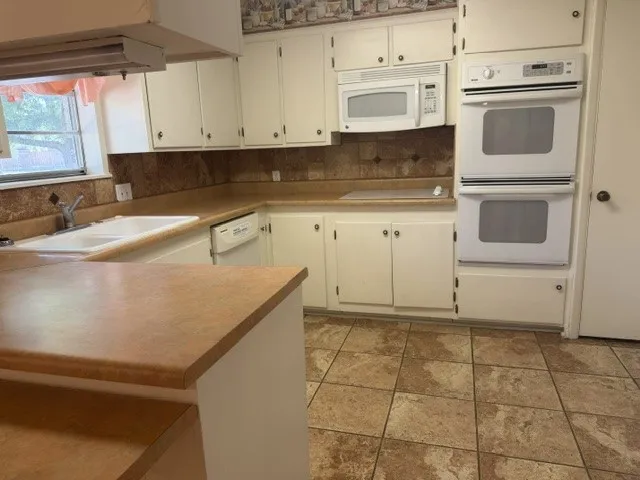 Single Family Residence For Sale in Brown County , 4504 Delwood Drive, Brownwood, Texas 76801, 3 Bedroom, 2 Bathroom, 2 Garage spaces, 1,830 Sqft, built in 1975, mls#21332766, Real Estate Agent in Brownwood, Homes For Sale in Brown county, Homes For Sale in Brownwood, Realtor in Brownwood Texas, Real Estate Brokerage Independent Realty Texas, Luminita Cordes Realtor