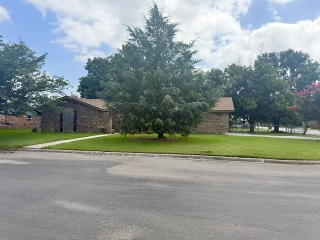 Single Family Residence For Sale in Brown County , 4504 Delwood Drive, Brownwood, Texas 76801, 3 Bedroom, 2 Bathroom, 2 Garage spaces, 1,830 Sqft, built in 1975, mls#21332766, Real Estate Agent in Brownwood, Homes For Sale in Brown county, Homes For Sale in Brownwood, Realtor in Brownwood Texas, Real Estate Brokerage Independent Realty Texas, Luminita Cordes Realtor