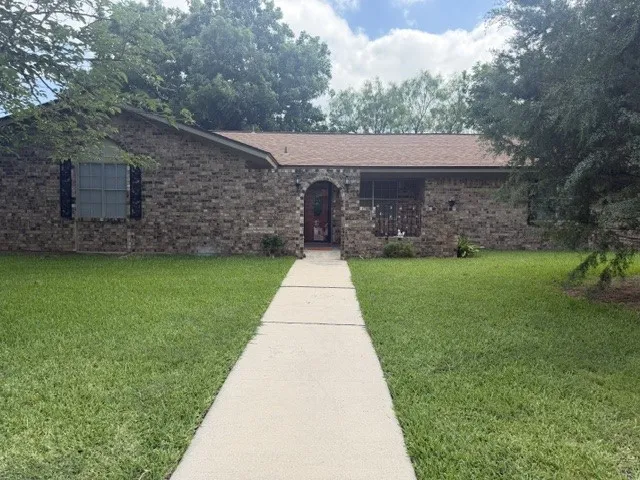 Single Family Residence For Sale in Brown County , 4504 Delwood Drive, Brownwood, Texas 76801, 3 Bedroom, 2 Bathroom, 2 Garage spaces, 1,830 Sqft, built in 1975, mls#21332766, Real Estate Agent in Brownwood, Homes For Sale in Brown county, Homes For Sale in Brownwood, Realtor in Brownwood Texas, Real Estate Brokerage Independent Realty Texas, Luminita Cordes Realtor