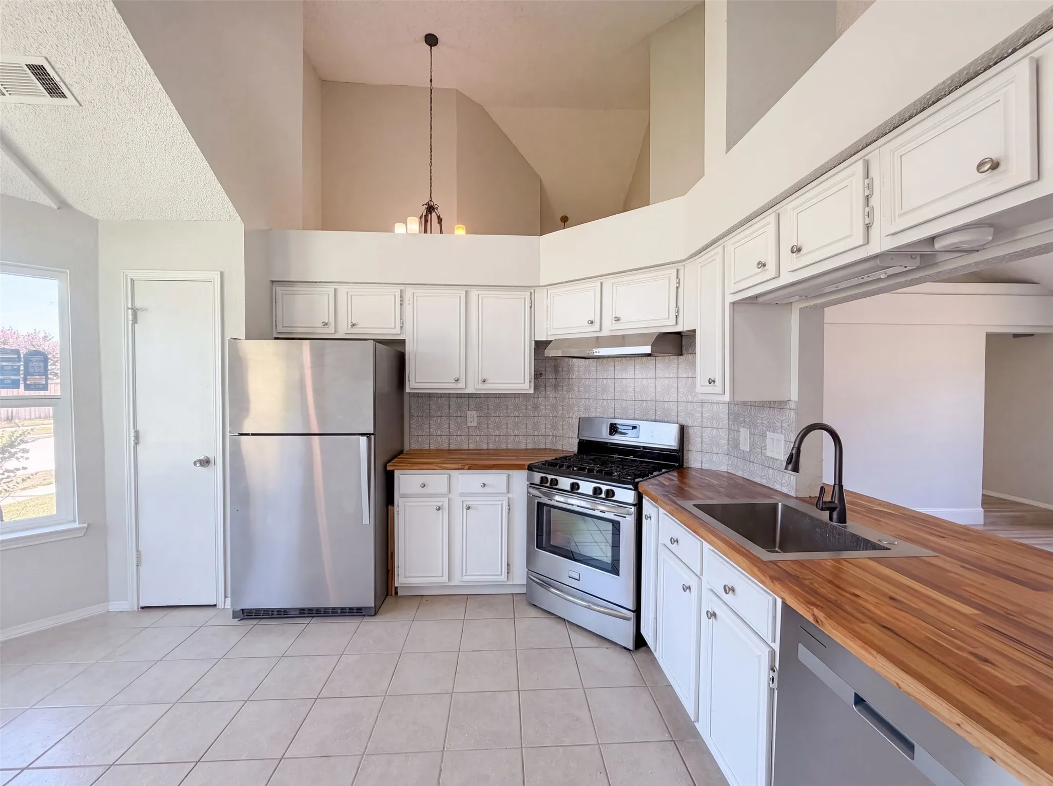 Single Family Residence For Sale in Denton County , 713 Lake Bluff Drive, Flower Mound, Texas 75028, 3 Bedroom, 2 Bathroom, 2 Garage spaces, 1,348 Sqft, built in 1990, mls#21332773, Real Estate Agent in Flower Mound, Homes For Sale in Denton county, Homes For Sale in Flower Mound, Realtor in Flower Mound Texas, Real Estate Brokerage Independent Realty Texas, Luminita Cordes Realtor
