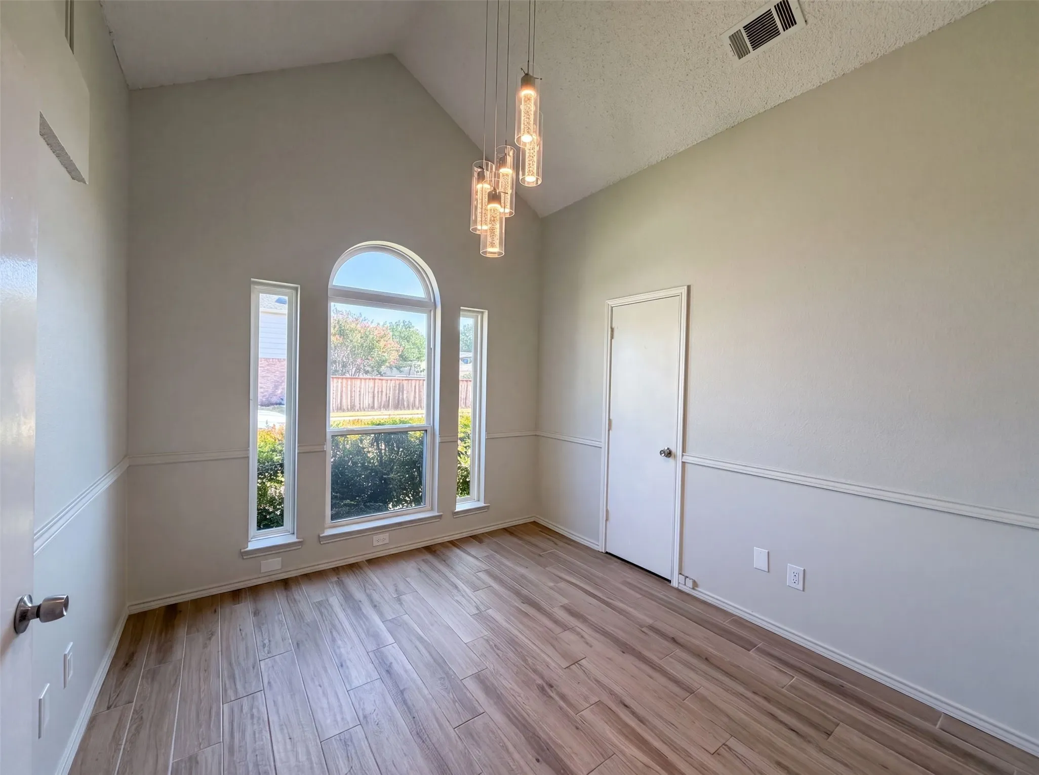 Single Family Residence For Sale in Denton County , 713 Lake Bluff Drive, Flower Mound, Texas 75028, 3 Bedroom, 2 Bathroom, 2 Garage spaces, 1,348 Sqft, built in 1990, mls#21332773, Real Estate Agent in Flower Mound, Homes For Sale in Denton county, Homes For Sale in Flower Mound, Realtor in Flower Mound Texas, Real Estate Brokerage Independent Realty Texas, Luminita Cordes Realtor